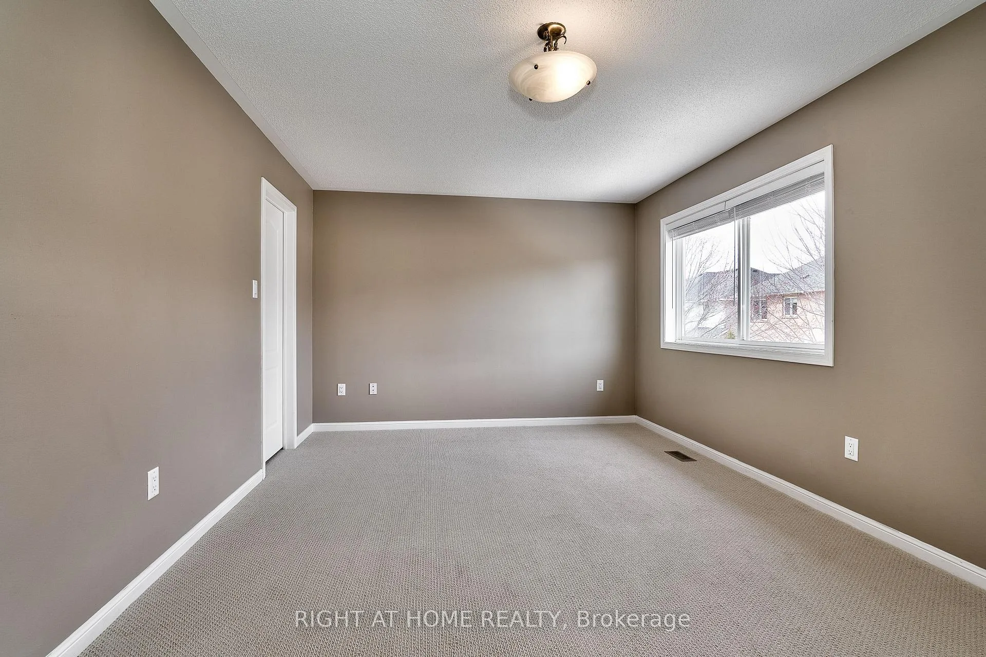Photo 12 of 1337 Goldhawk Trail, Oakville, West Oak Trails — HOMEH