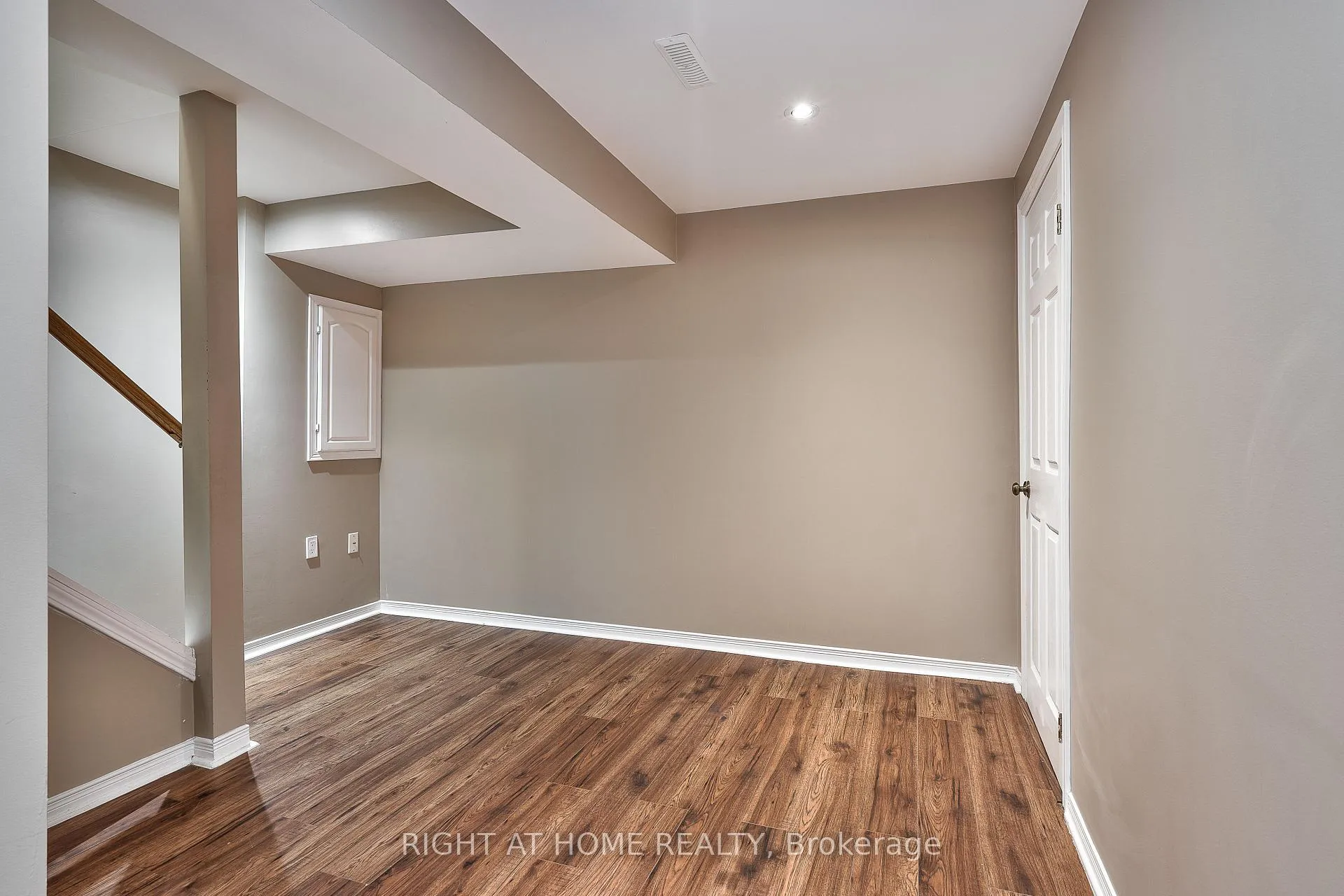 Photo 20 of 1337 Goldhawk Trail, Oakville, West Oak Trails — HOMEH