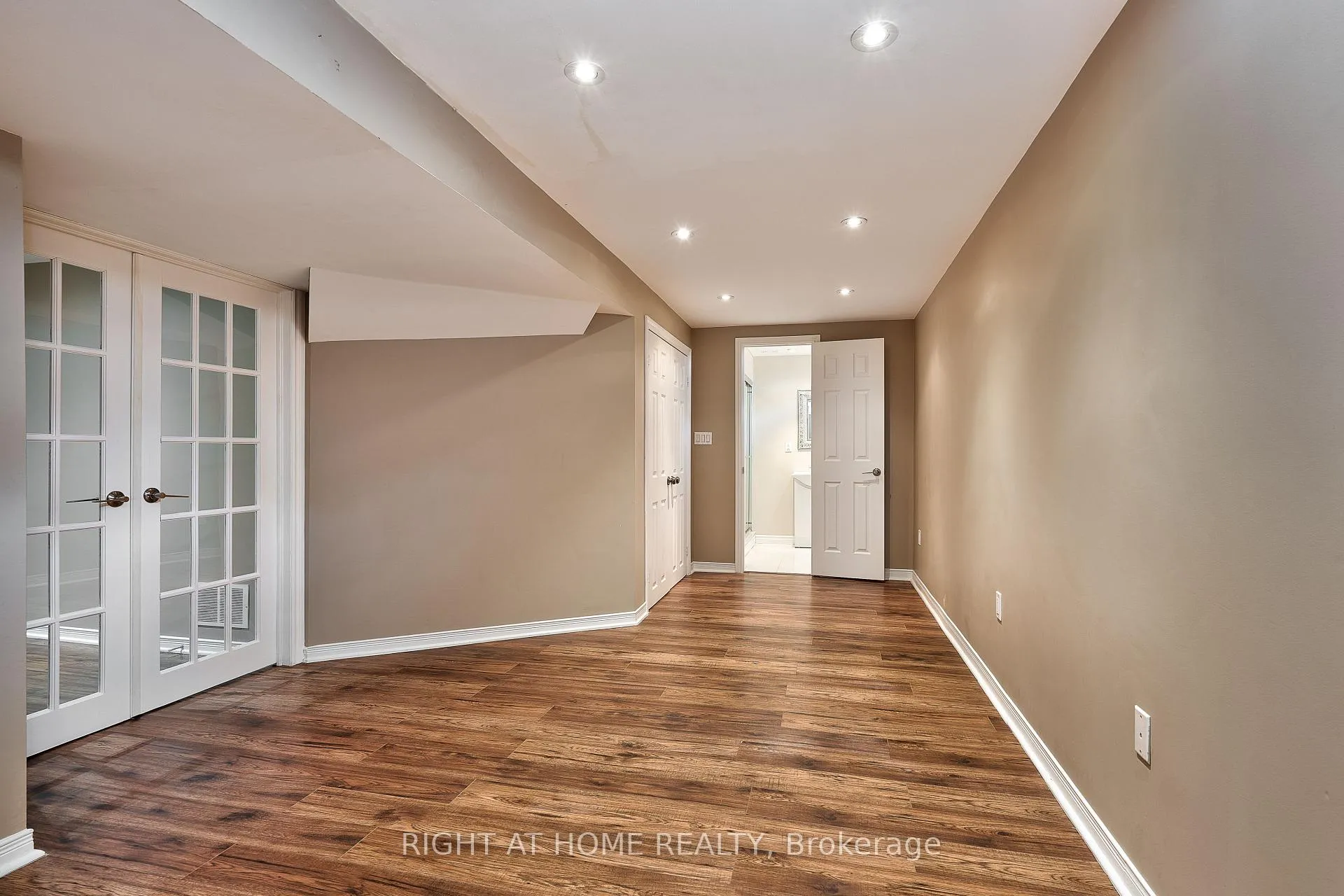 Photo 22 of 1337 Goldhawk Trail, Oakville, West Oak Trails — HOMEH