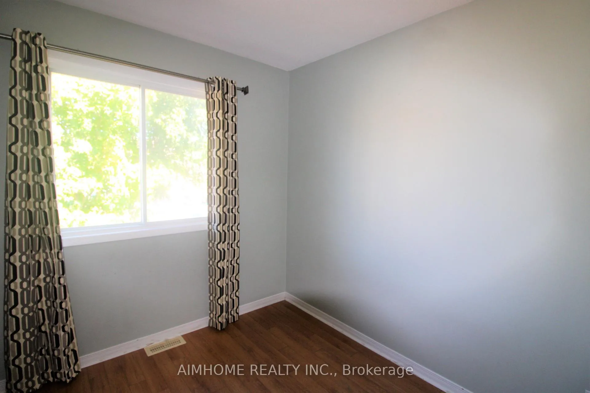 Photo 14 of 355 Crowder Boulevard, Newmarket, Gorham-College Manor — HOMEH