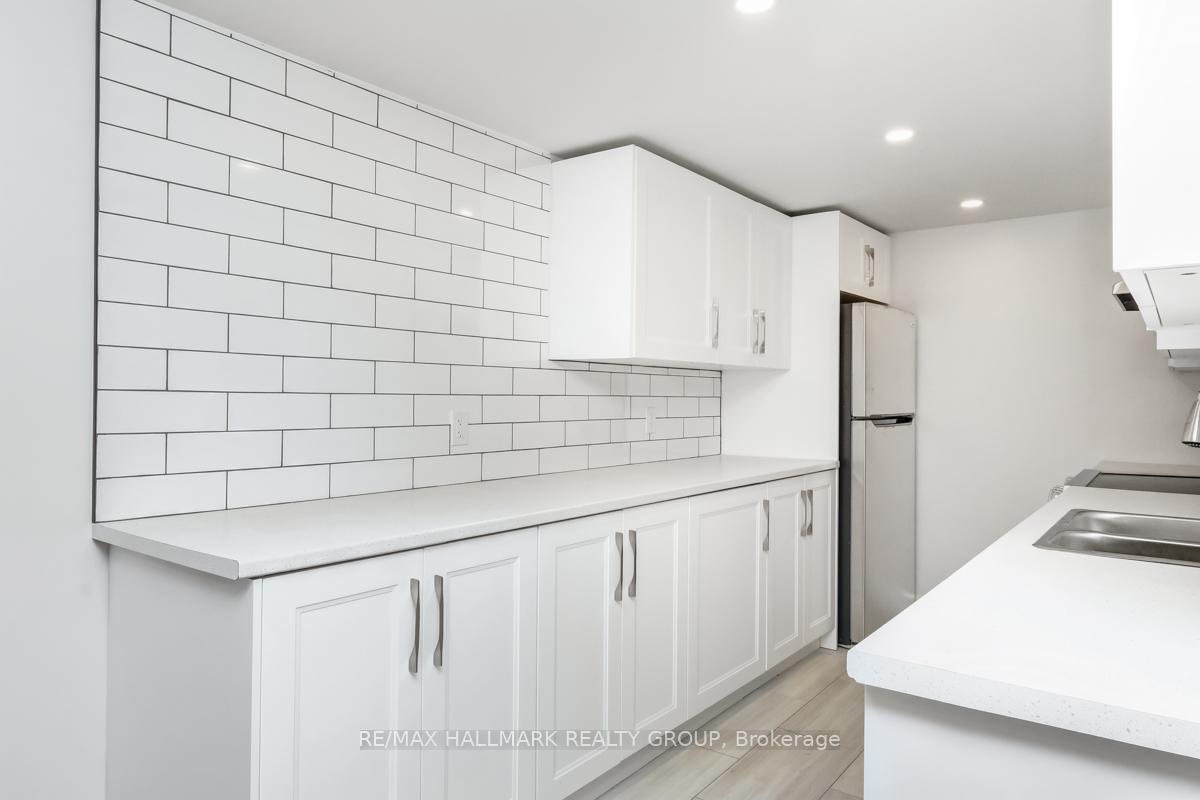 Photo 8 of Unit B, 846 Trojan Avenue, Ottawa, Castle Heights/Rideau High — HOMEH