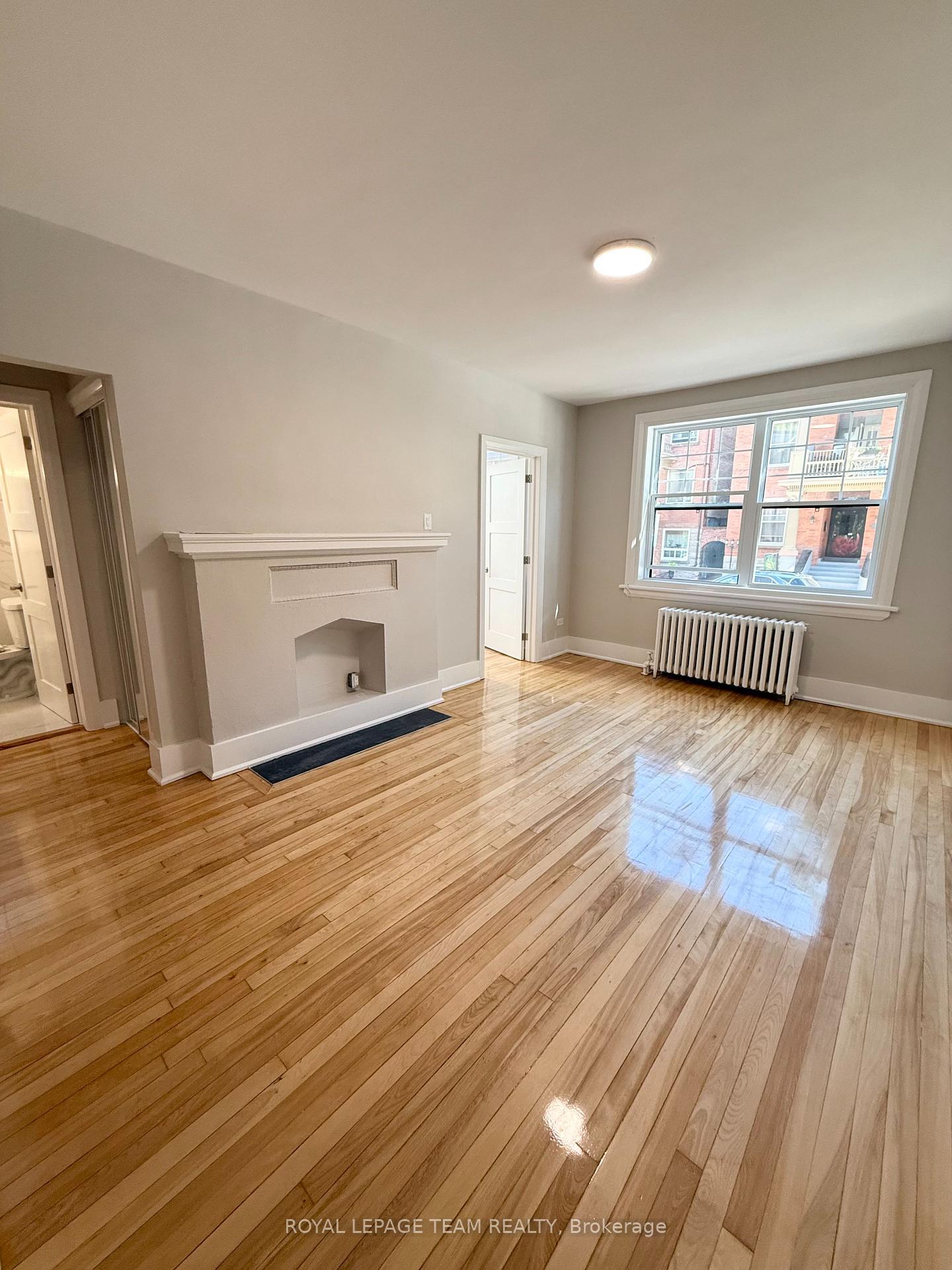 Photo 2 of Unit 2, 325 Cooper Street, Ottawa, Ottawa Centre — HOMEH