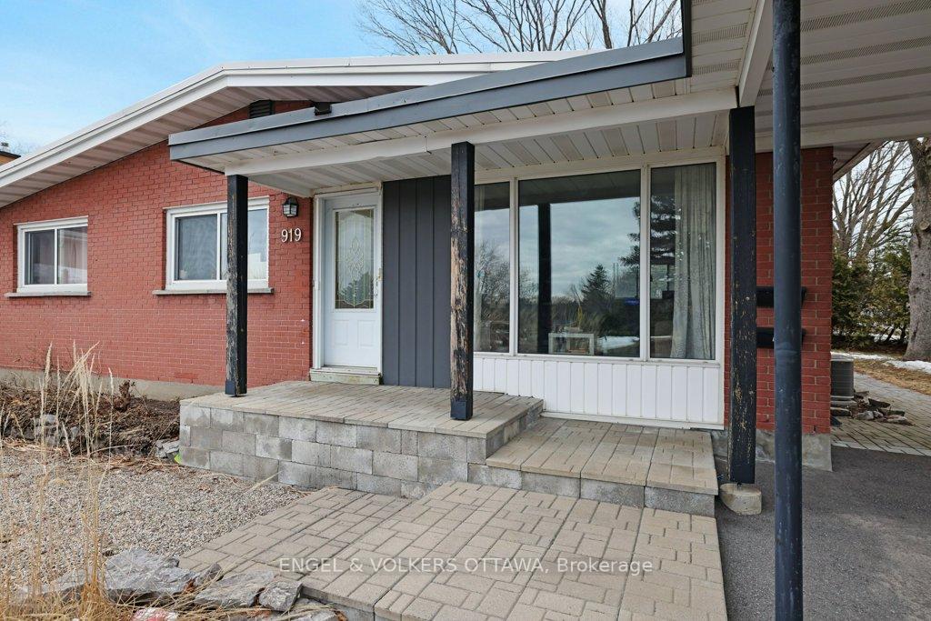 Photo 2 of 919 Bermuda Avenue, Ottawa, Carson Meadows — HOMEH