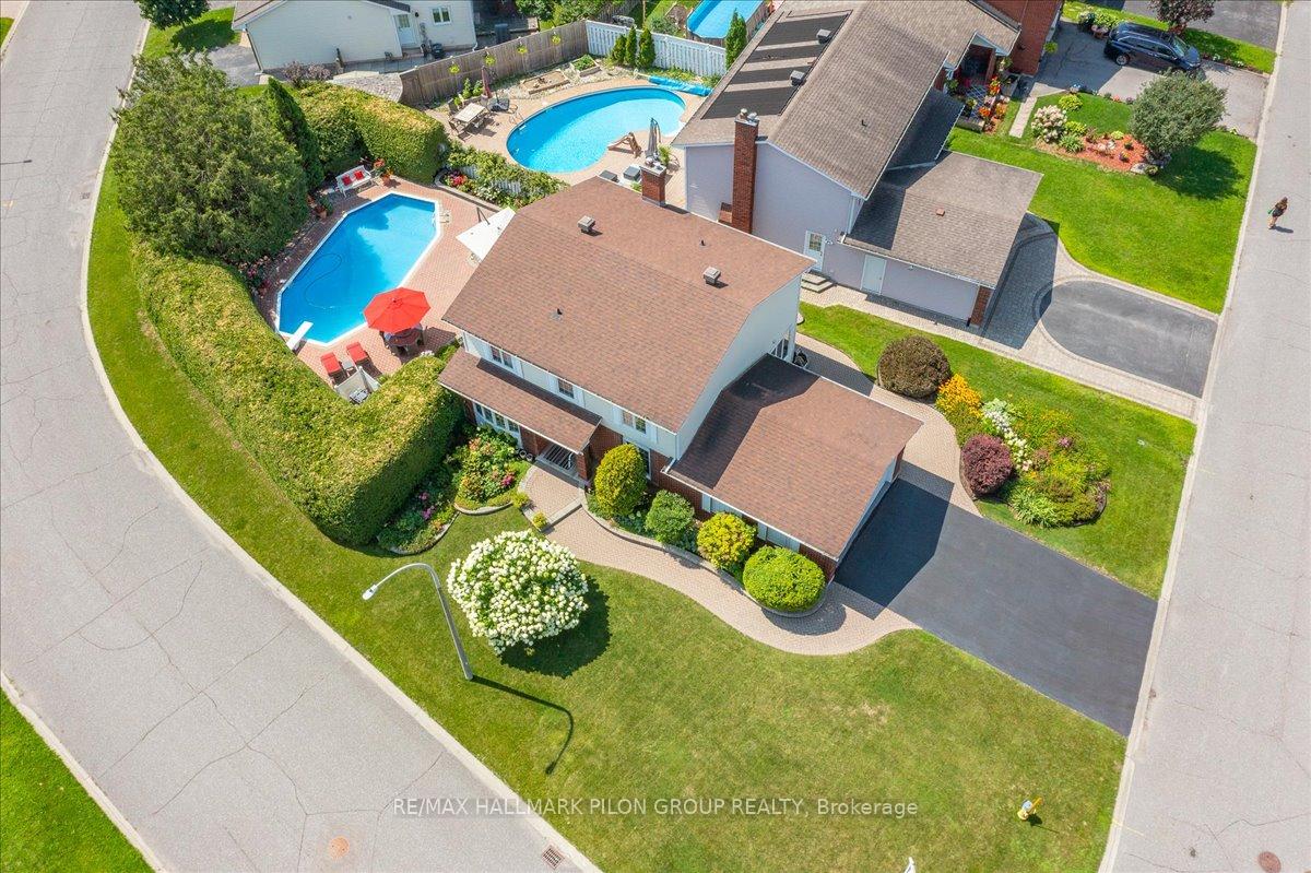 Photo 3 of 1066 Taffy Lane, Ottawa, Convent Glen North — HOMEH