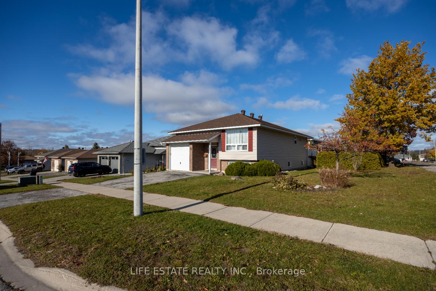Photo 3 of 72 Calverley Street, Orillia — HOMEH
