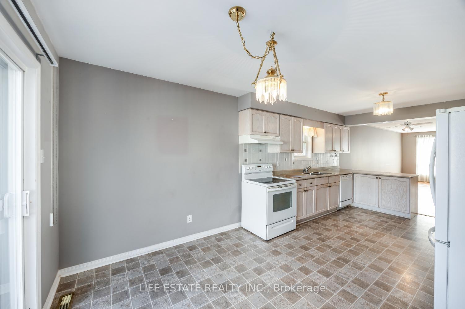 Photo 10 of 72 Calverley Street, Orillia — HOMEH