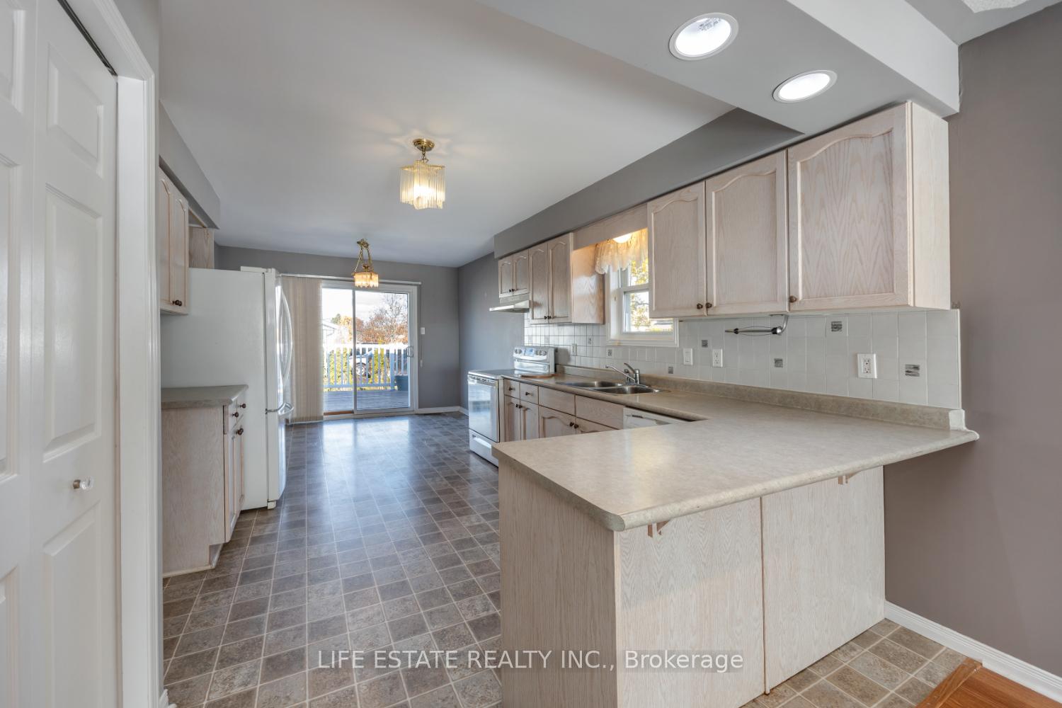 Photo 12 of 72 Calverley Street, Orillia — HOMEH
