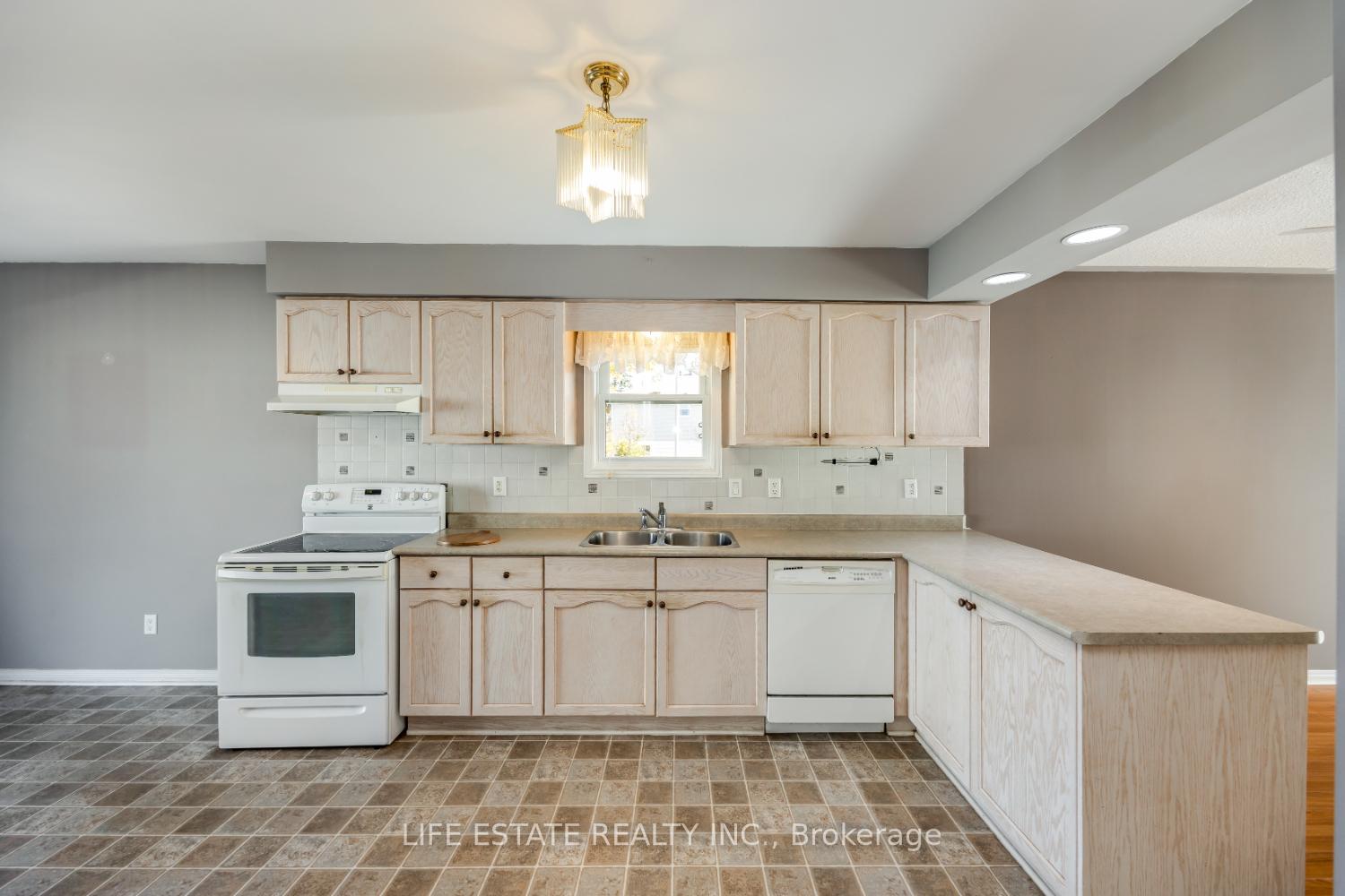 Photo 14 of 72 Calverley Street, Orillia — HOMEH