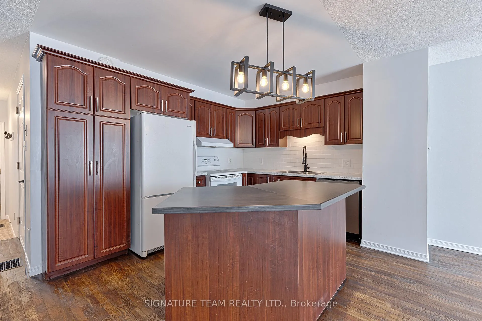 Photo 9 of 20 Northbrook Road, Petawawa — HOMEH