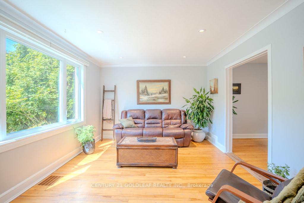 Photo 4 of 9 Queen Mary Street, Ottawa, Overbrook — HOMEH
