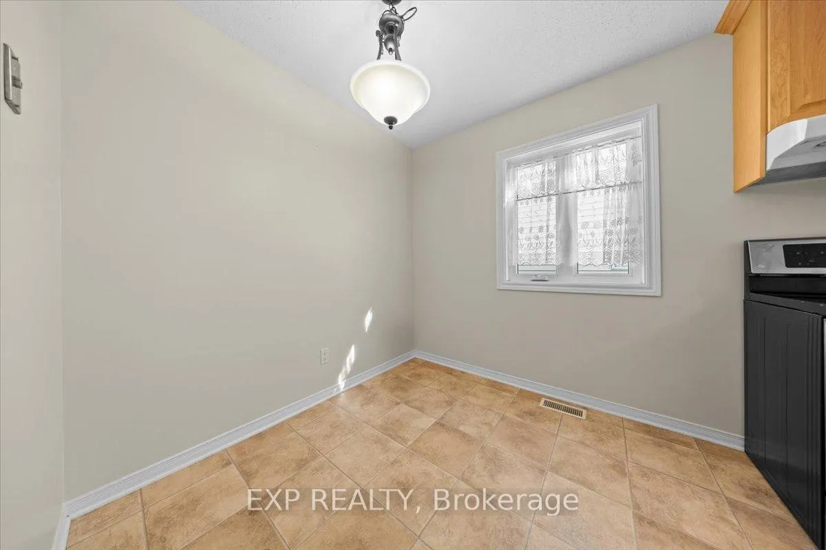 Photo 5 of 1678 Boisbriand Crescent, Ottawa, Chateauneuf — HOMEH