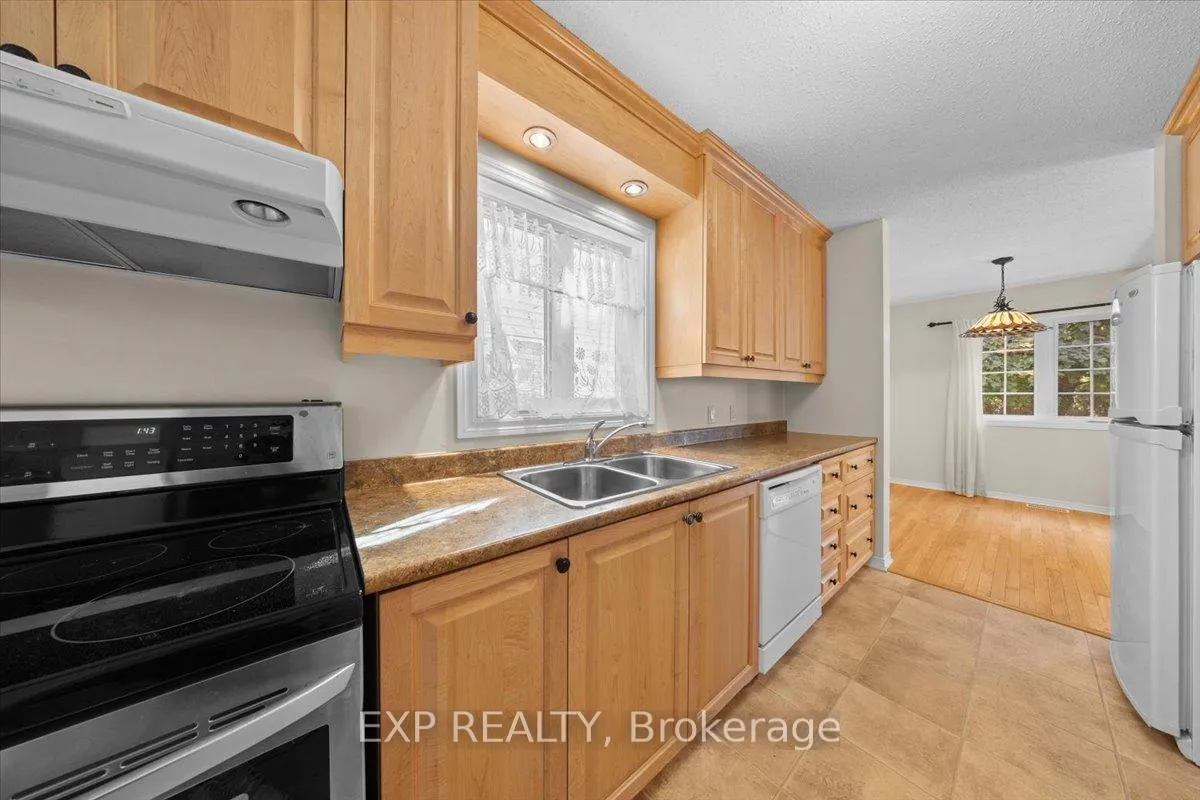 Photo 8 of 1678 Boisbriand Crescent, Ottawa, Chateauneuf — HOMEH