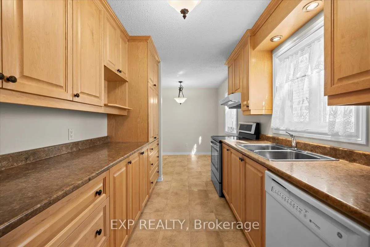 Photo 9 of 1678 Boisbriand Crescent, Ottawa, Chateauneuf — HOMEH