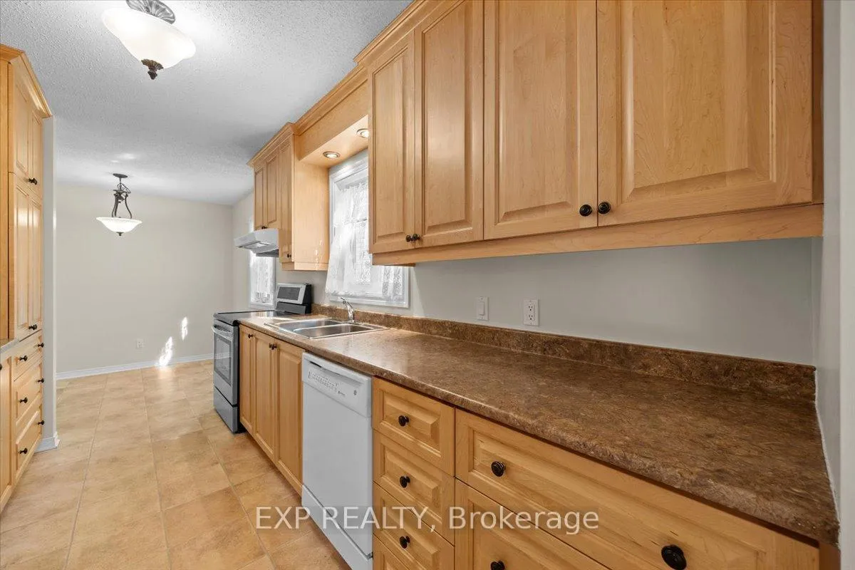 Photo 11 of 1678 Boisbriand Crescent, Ottawa, Chateauneuf — HOMEH
