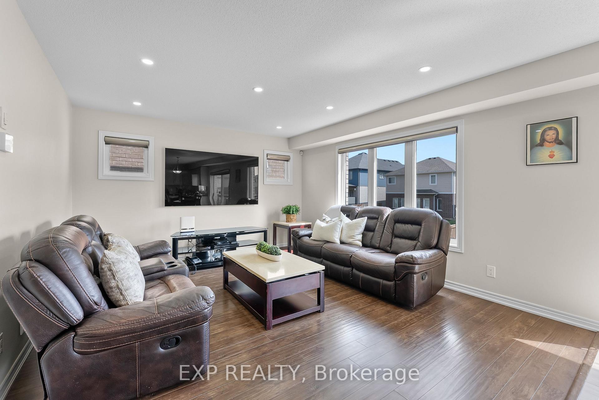 Photo 12 of 10 Riley Avenue, Pelham, Fonthill — HOMEH