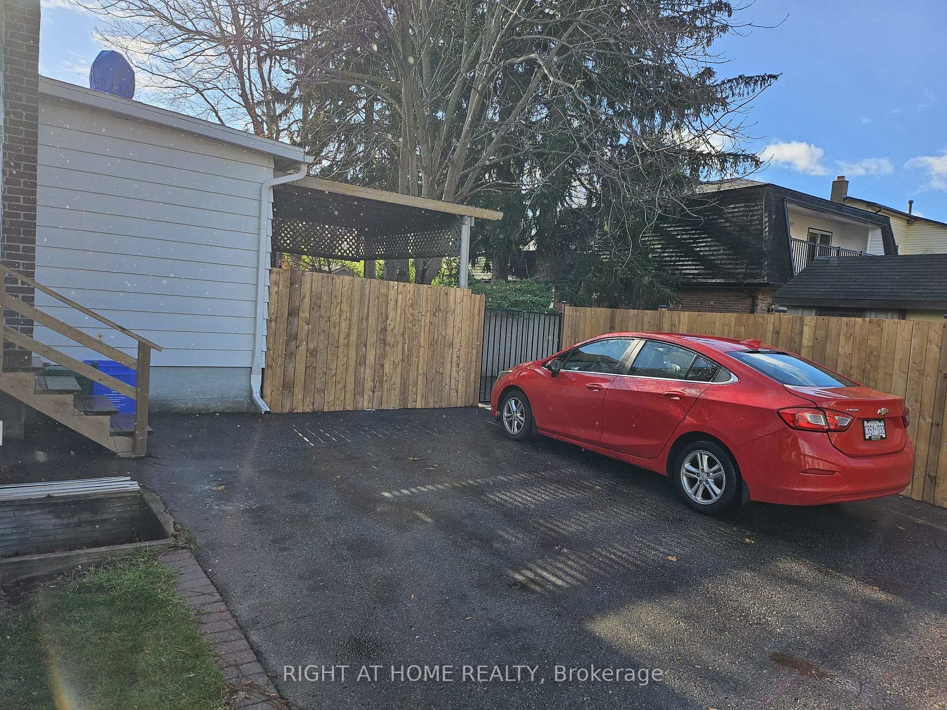 Photo 3 of 1422 Simcoe Street N, Oshawa, Samac — HOMEH