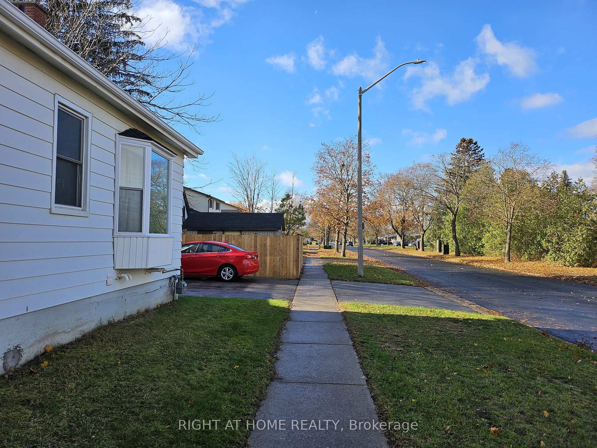 Photo 4 of 1422 Simcoe Street N, Oshawa, Samac — HOMEH