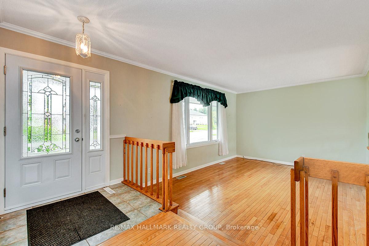 Photo 3 of 1134 Maisonneuve Street, Ottawa, Convent Glen South — HOMEH