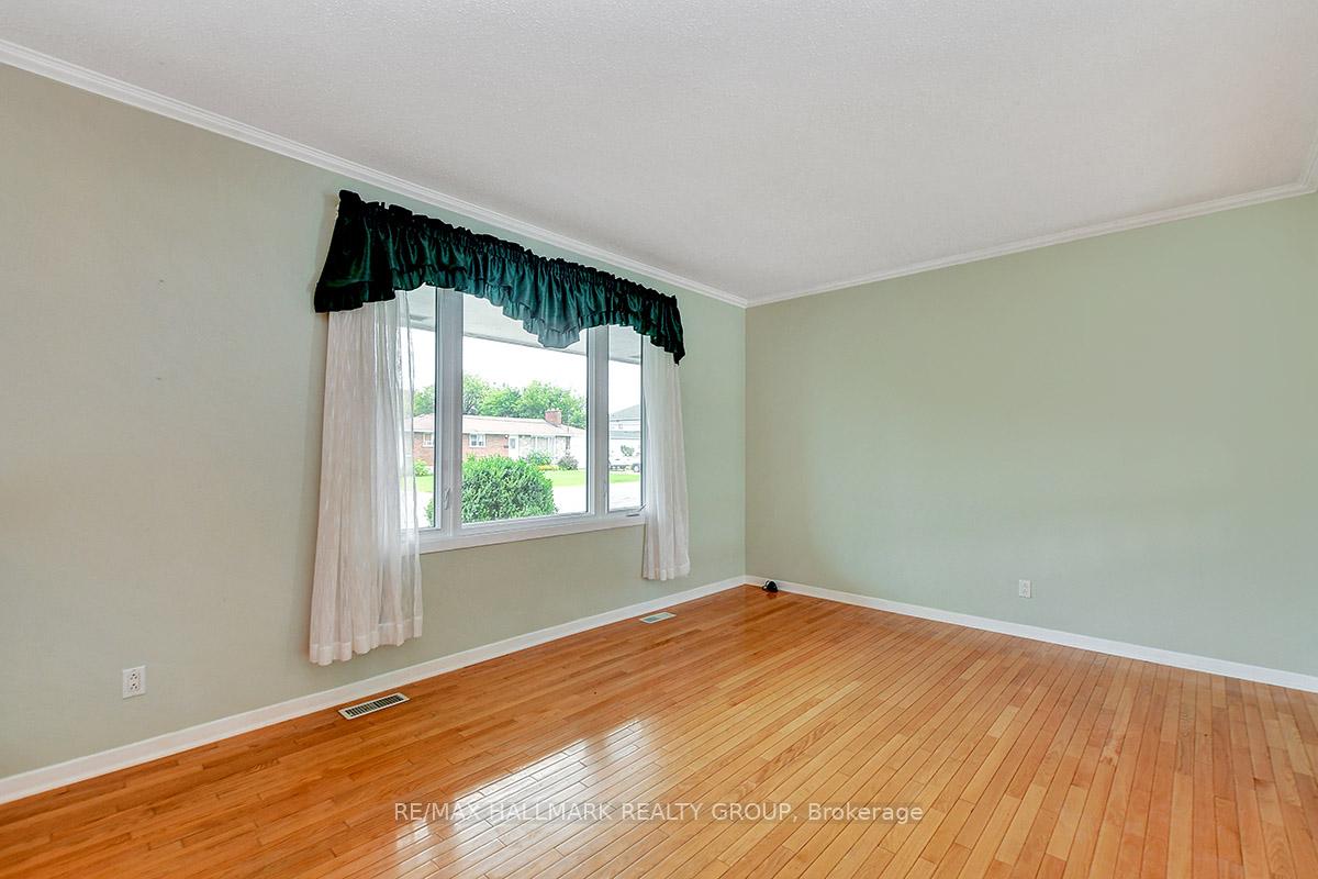 Photo 4 of 1134 Maisonneuve Street, Ottawa, Convent Glen South — HOMEH