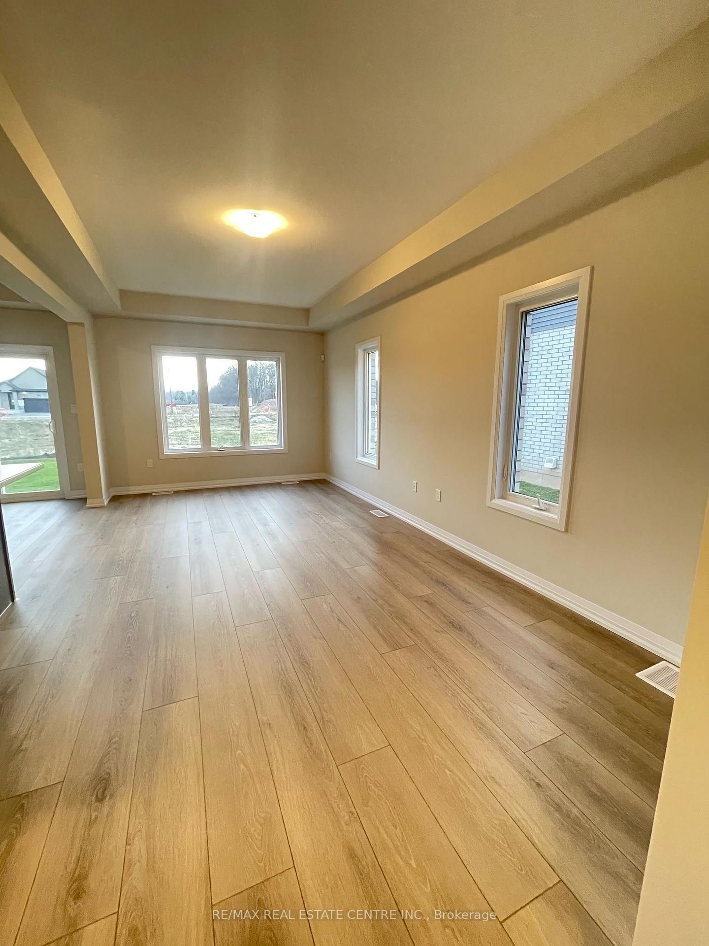 Photo 4 of 62 Acacia Road, Pelham, Fonthill — HOMEH