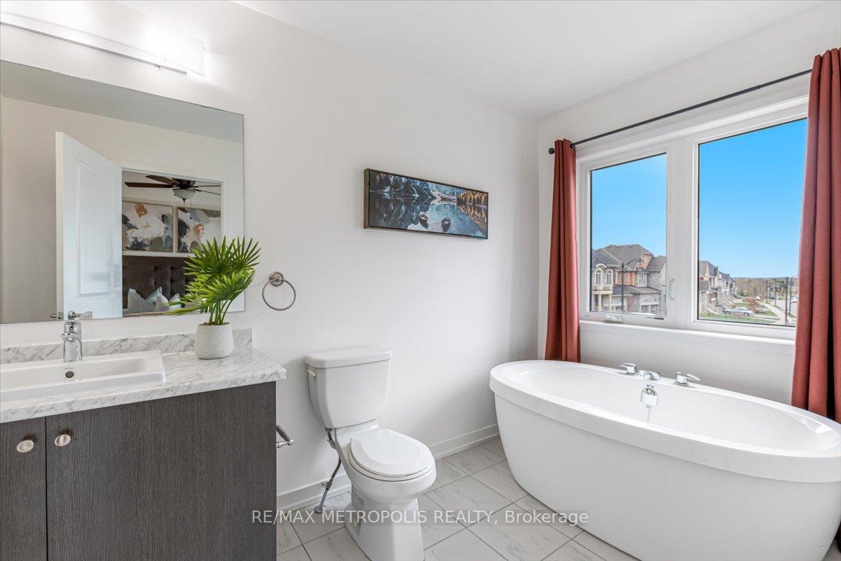 Photo 20 of 82 Dundonald Trail, Newmarket, Glenway Estates — HOMEH