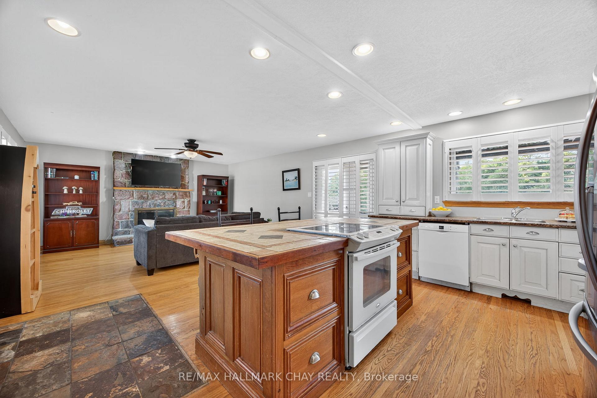 Photo 4 of 451 Jamieson Drive, Orillia — HOMEH
