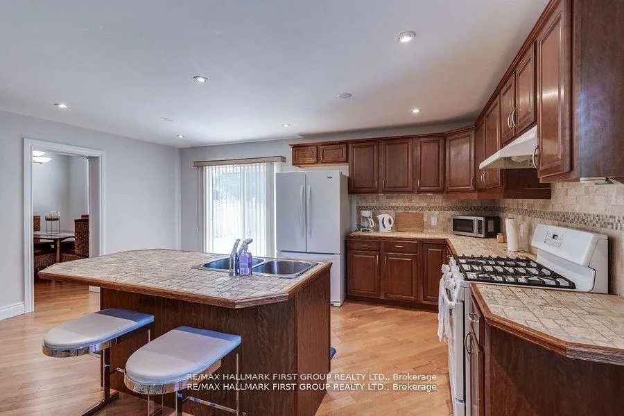 Photo 6 of Unit Main & 2nd Level, 26 Whiting Avenue, Oshawa, Lakeview — HOMEH