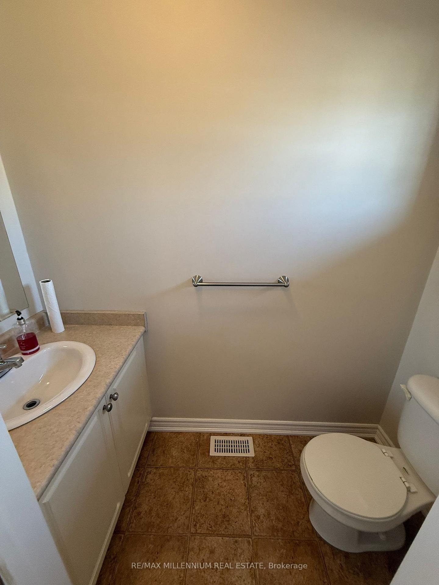 Photo 4 of 53 Michelle Drive, Orillia — HOMEH