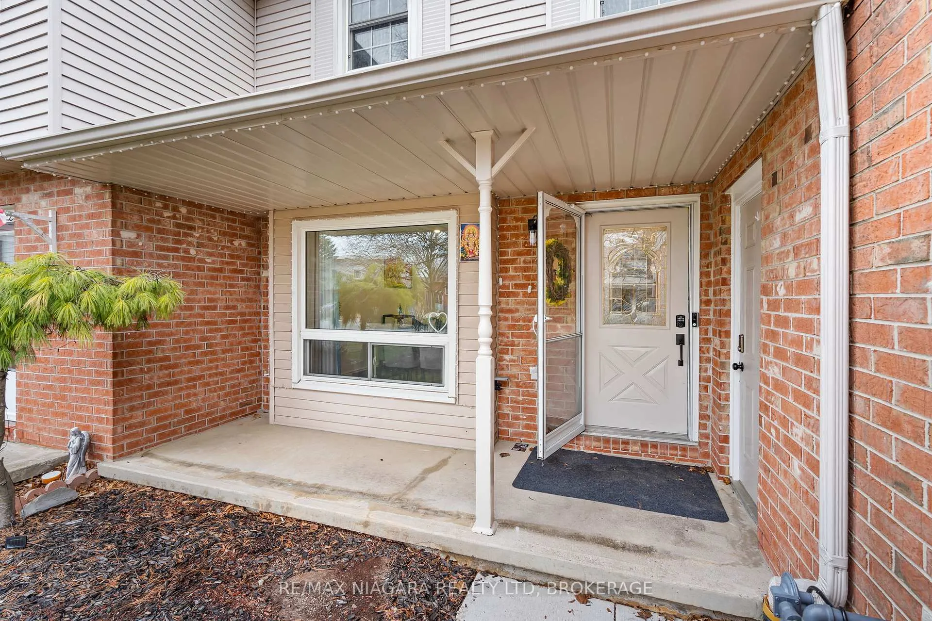 Photo 3 of 93 Stoney Brook Crescent, St. Catharines, Grapeview — HOMEH