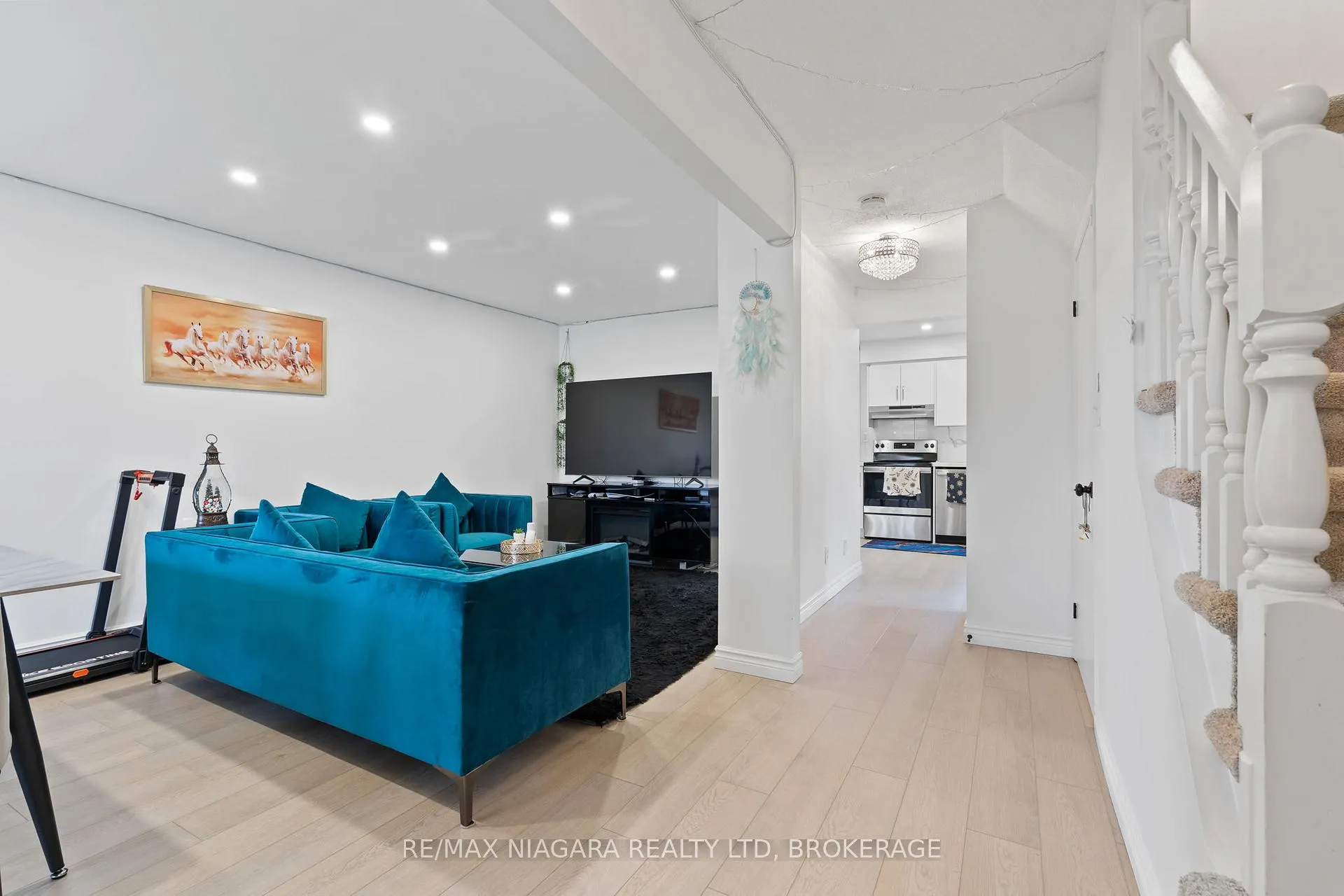 Photo 5 of 93 Stoney Brook Crescent, St. Catharines, Grapeview — HOMEH