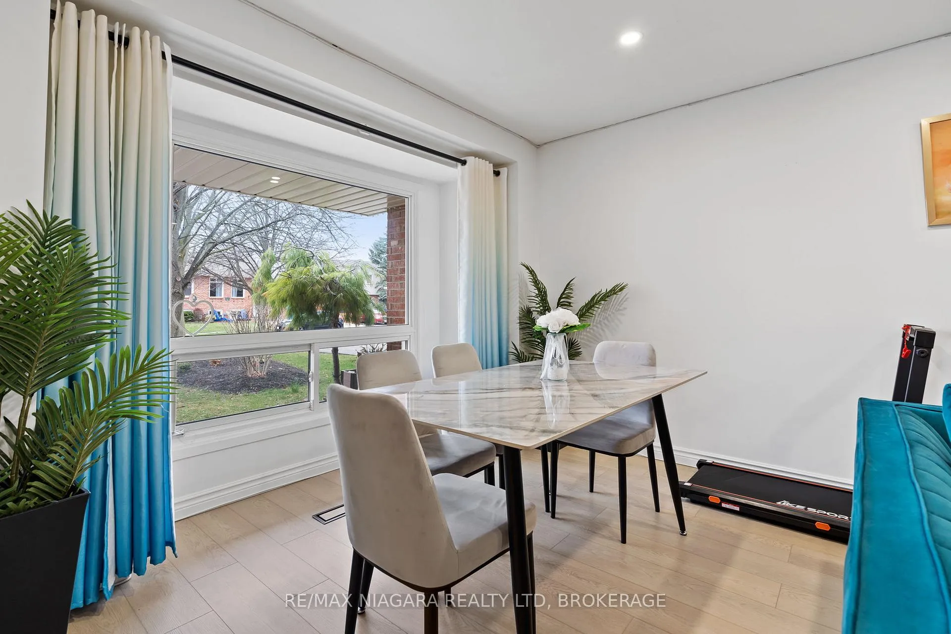 Photo 7 of 93 Stoney Brook Crescent, St. Catharines, Grapeview — HOMEH