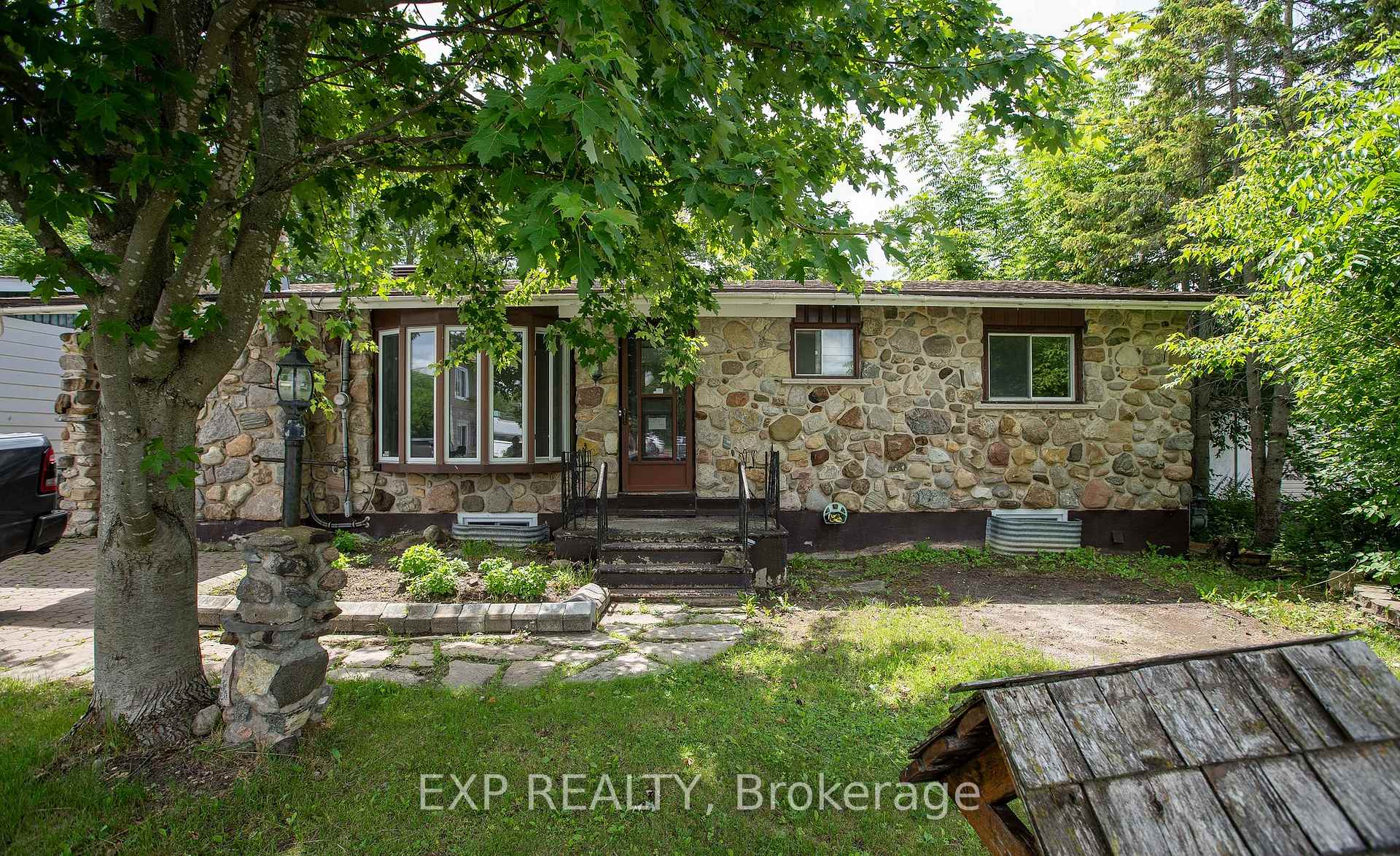Photo 1 of 84 Kenyon Street E, North Glengarry, Alexandria — HOMEH