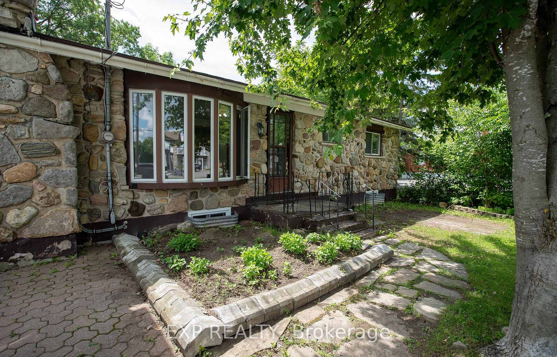 Photo 2 of 84 Kenyon Street E, North Glengarry, Alexandria — HOMEH