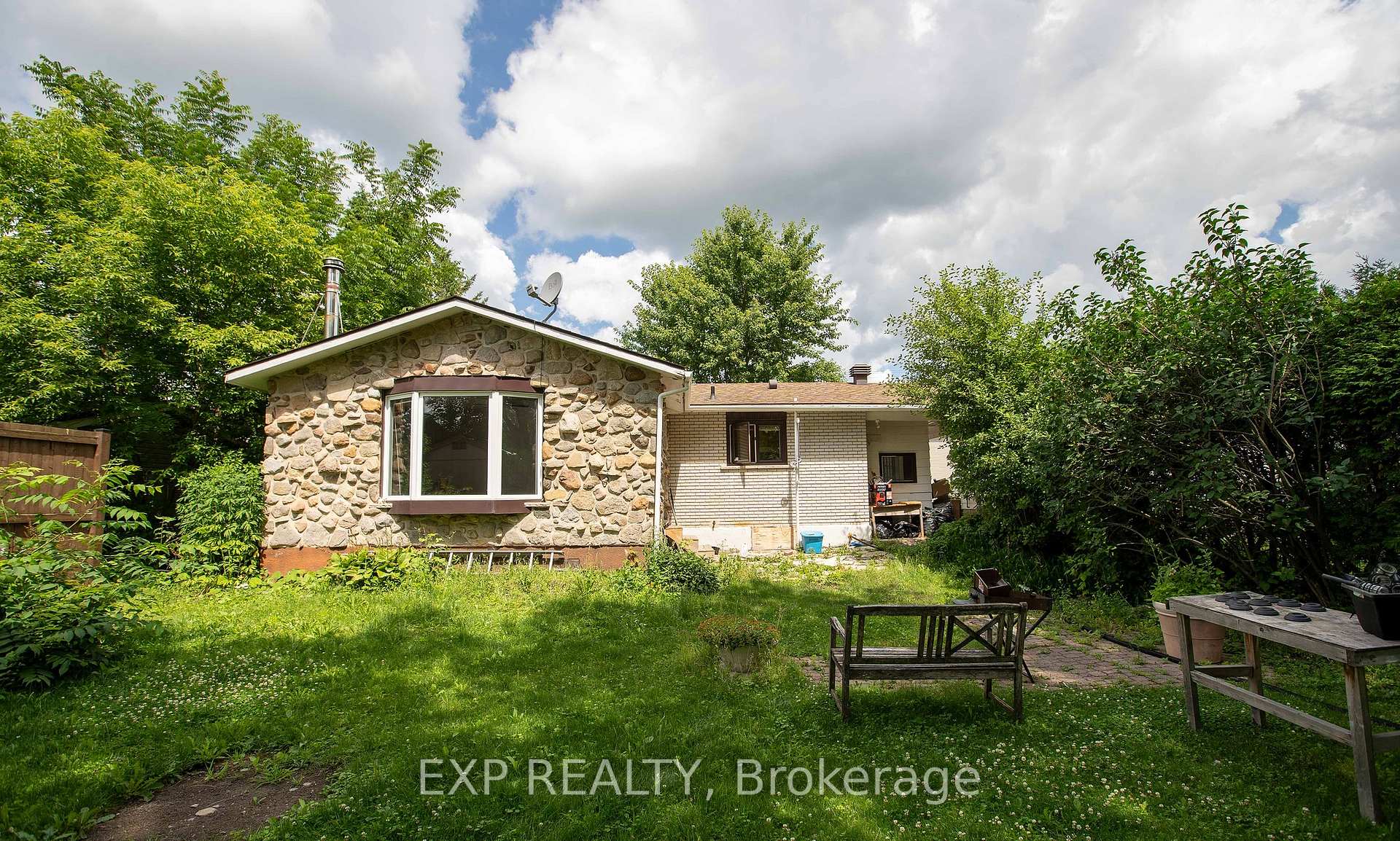 Photo 3 of 84 Kenyon Street E, North Glengarry, Alexandria — HOMEH