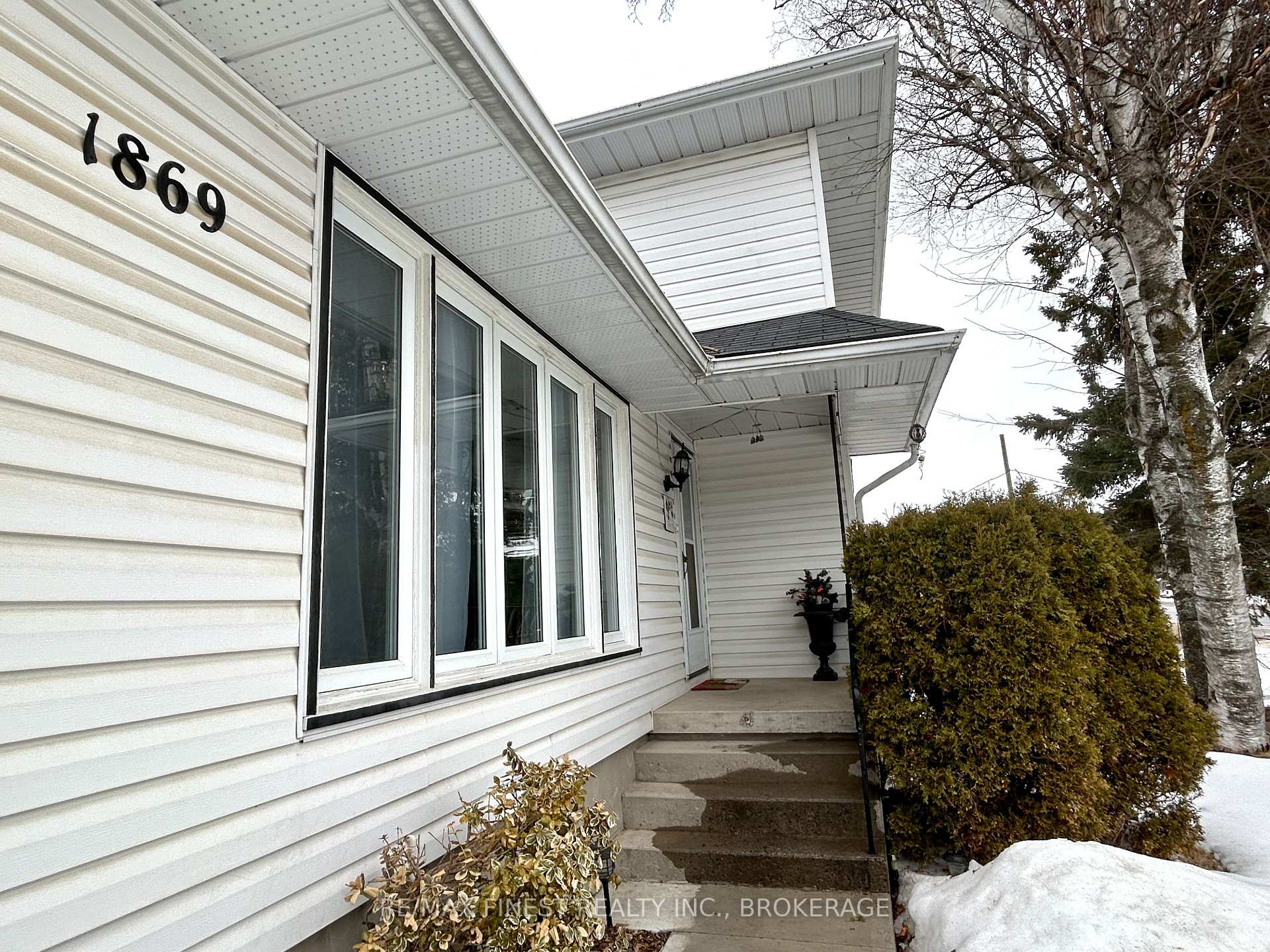 Photo 2 of 1869 Sydenham Road, Kingston, City North of 401 — HOMEH