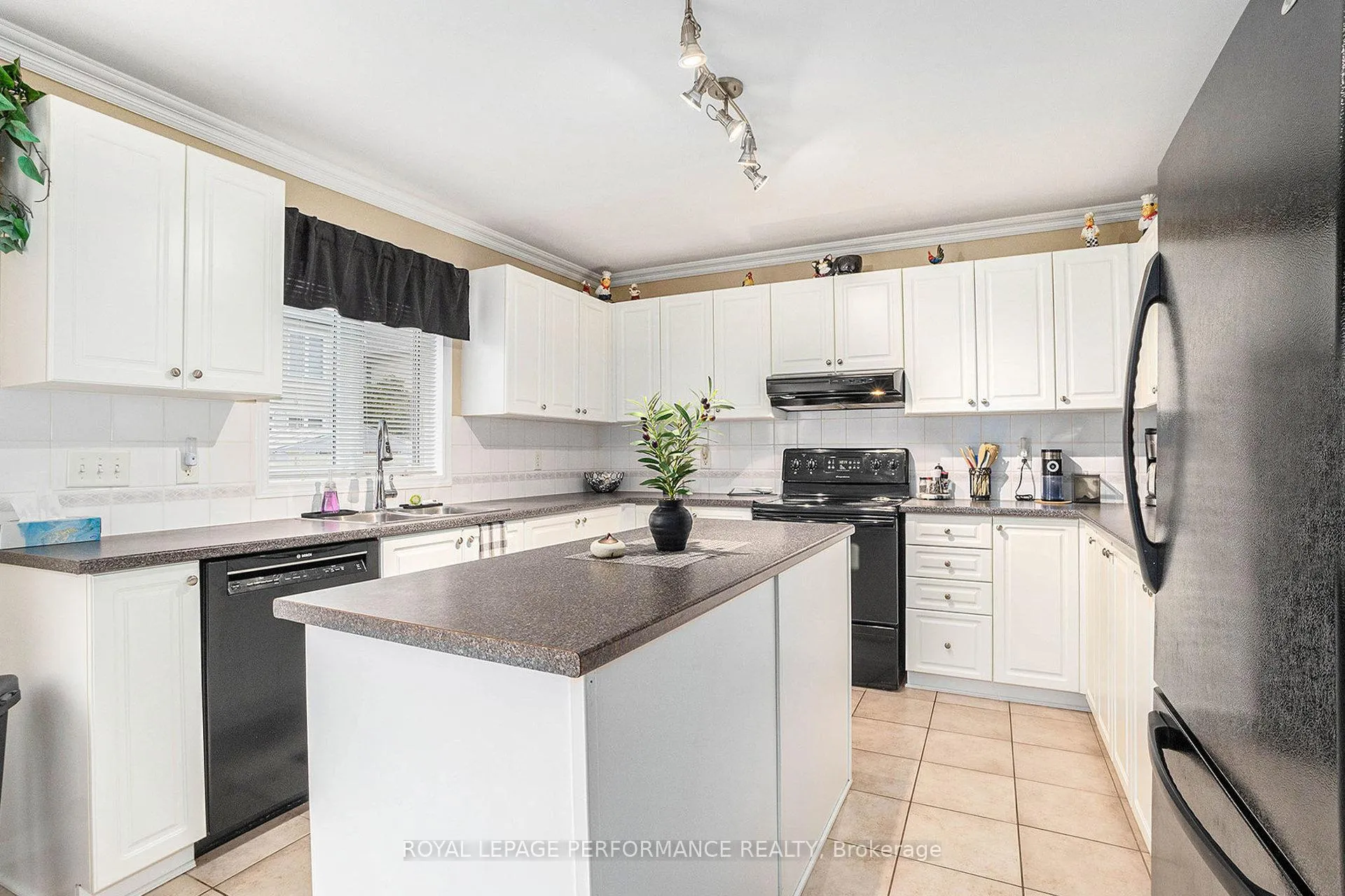 Photo 15 of 619 Chardonnay Drive, Ottawa, Avalon East — HOMEH