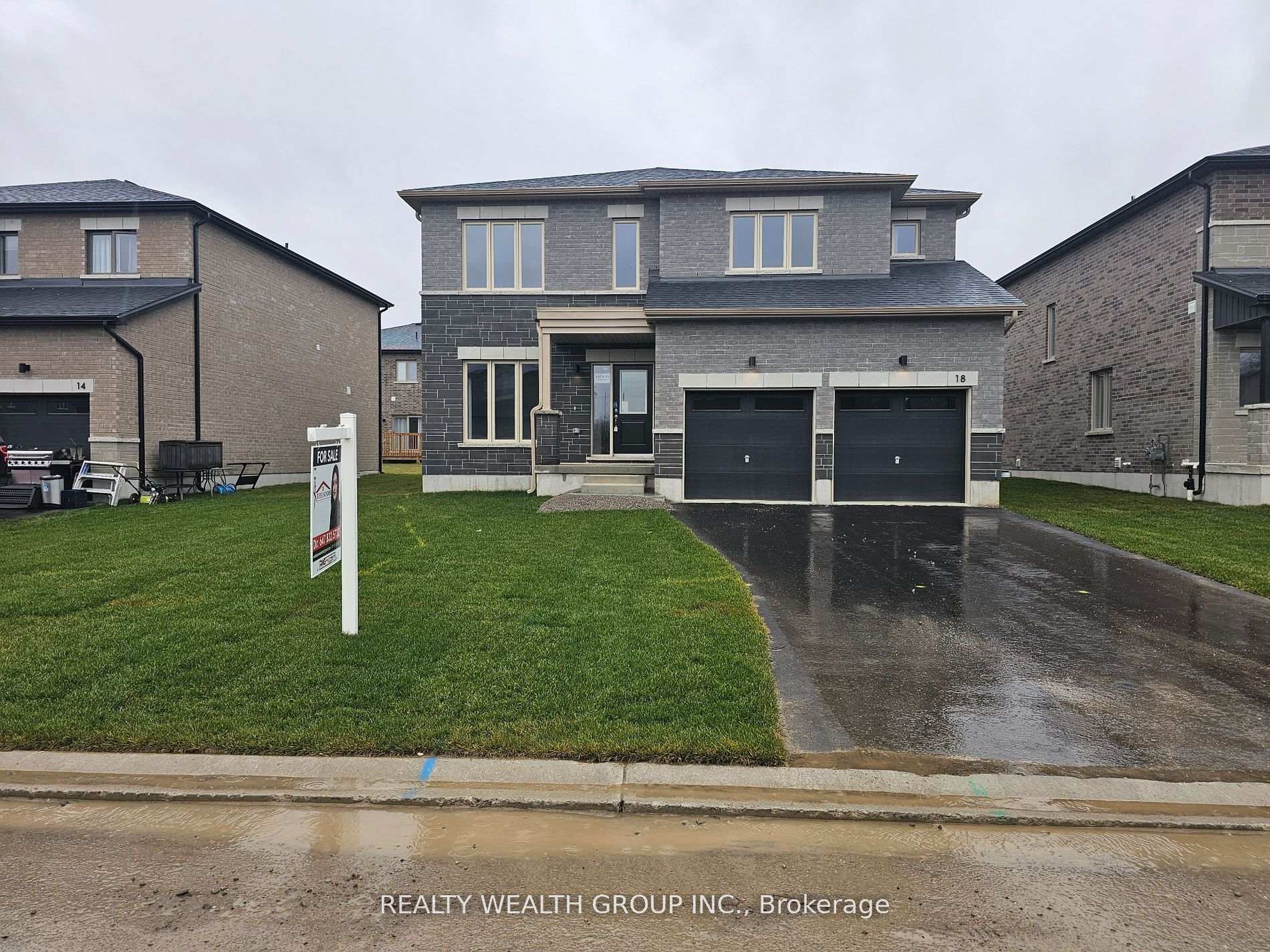 Photo 2 of 18 Tulip Crescent N, Norfolk, Simcoe — HOMEH