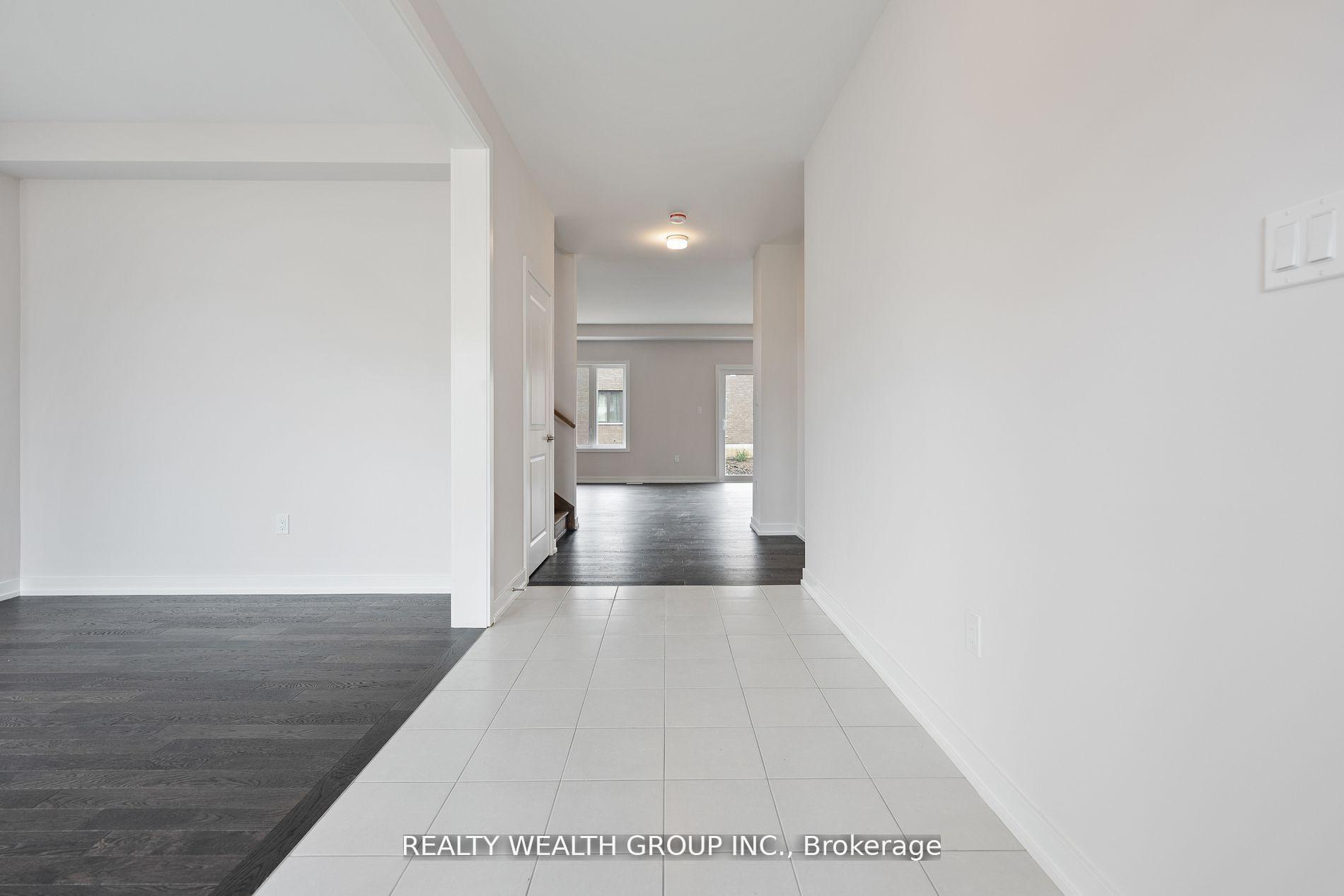 Photo 3 of 18 Tulip Crescent N, Norfolk, Simcoe — HOMEH