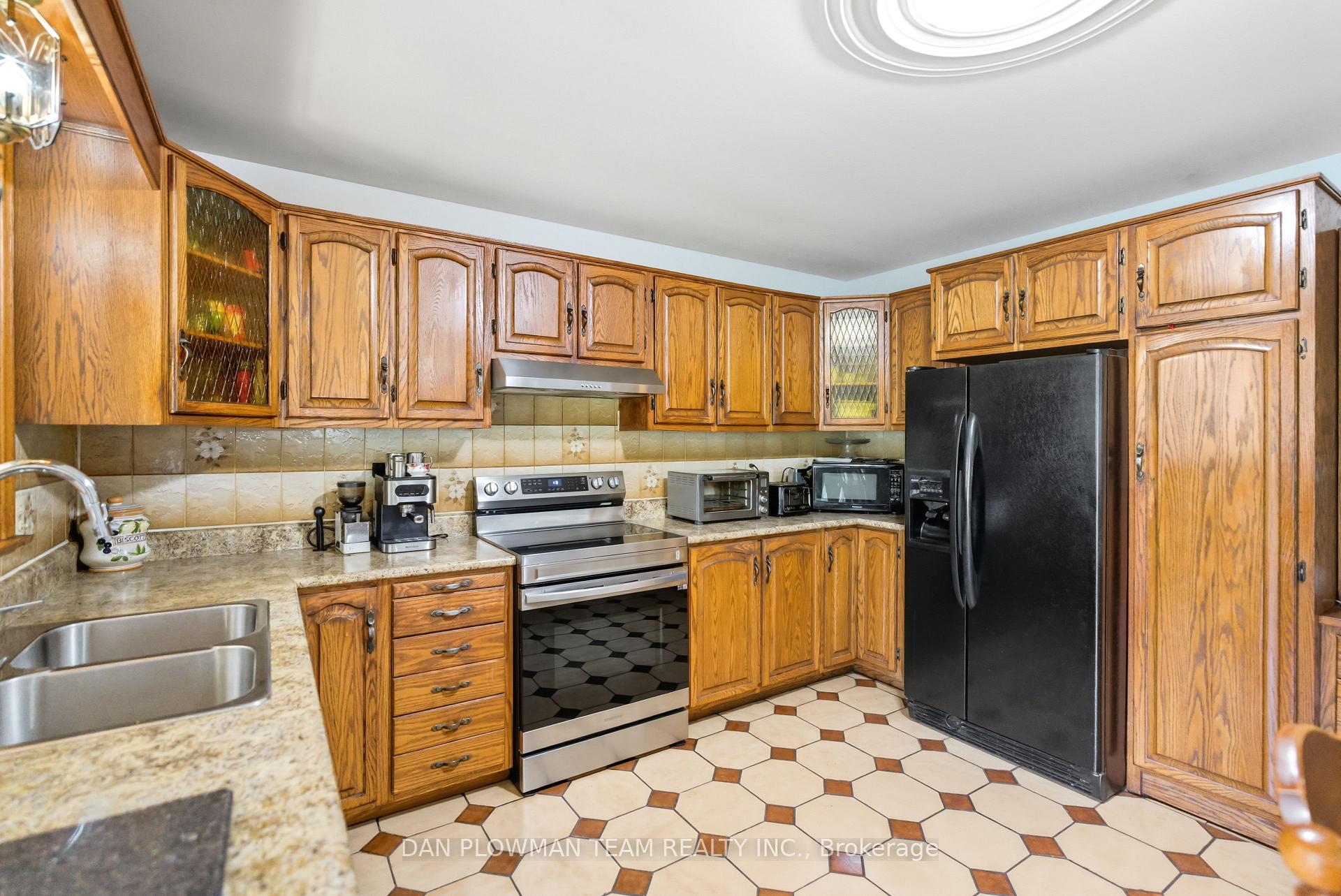 Photo 10 of 292 Gibbons Street, Oshawa, McLaughlin — HOMEH