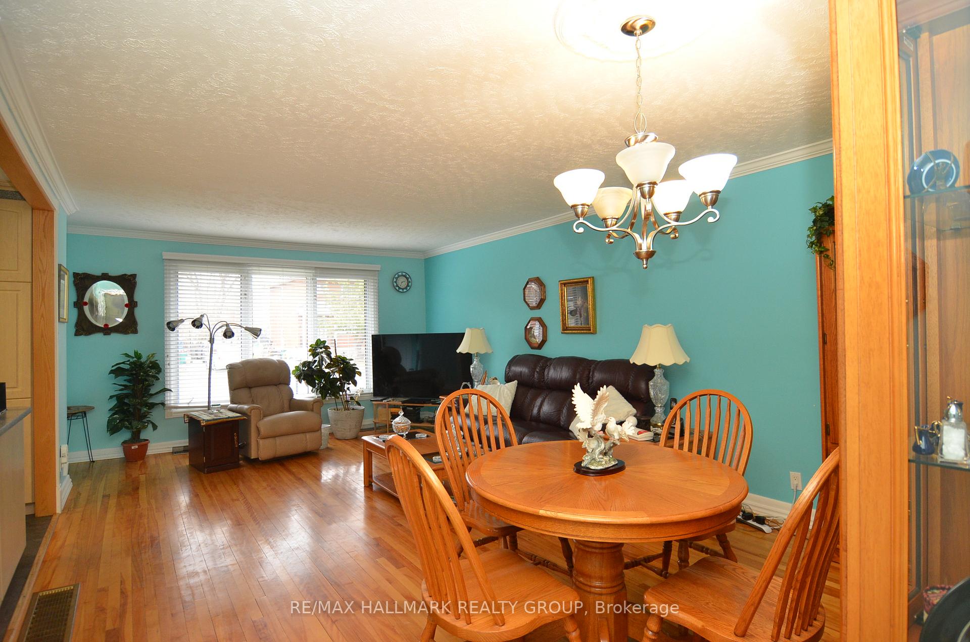 Photo 3 of 686 Cummings Avenue, Ottawa, Castle Heights/Rideau High — HOMEH