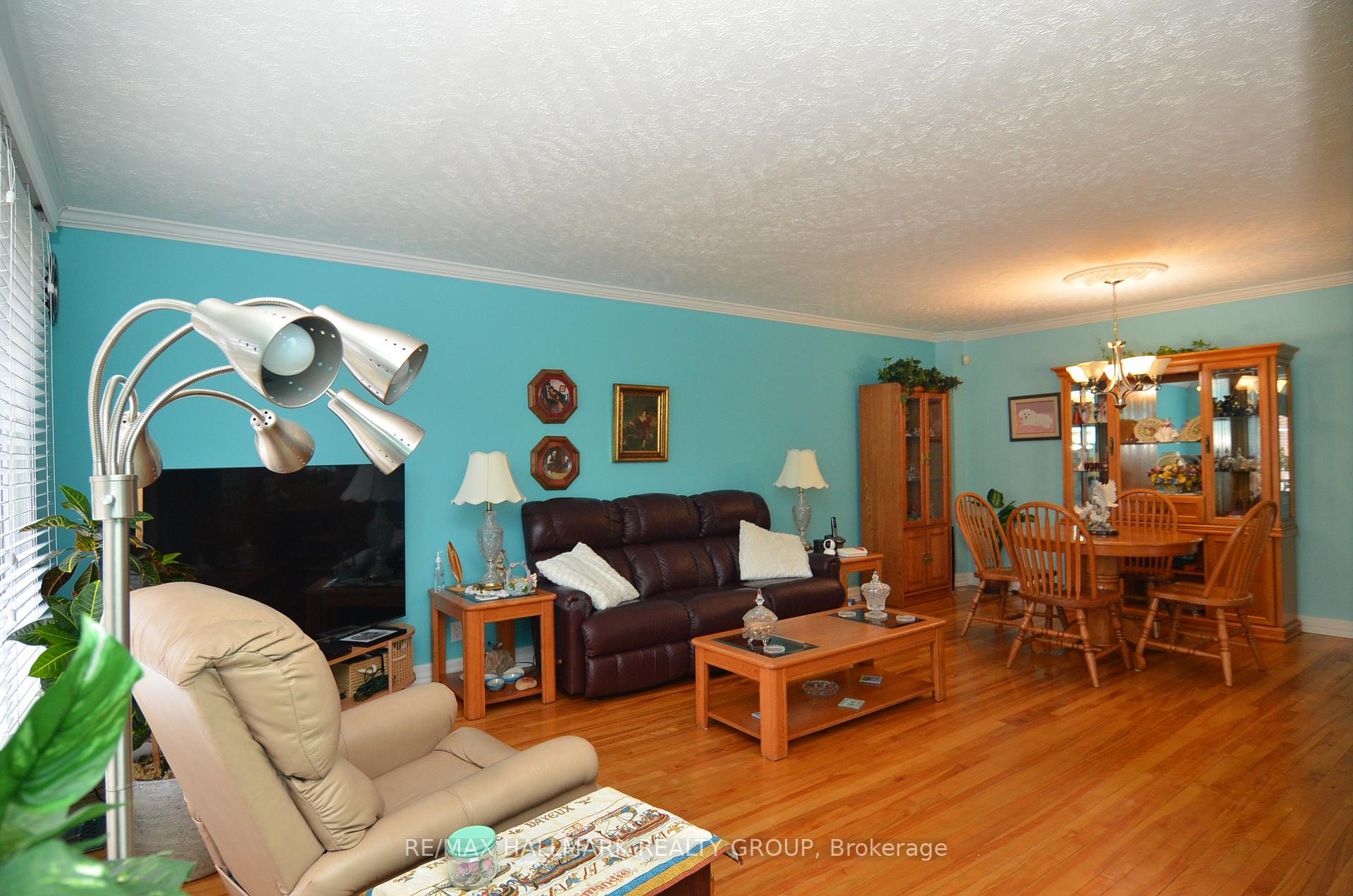 Photo 4 of 686 Cummings Avenue, Ottawa, Castle Heights/Rideau High — HOMEH