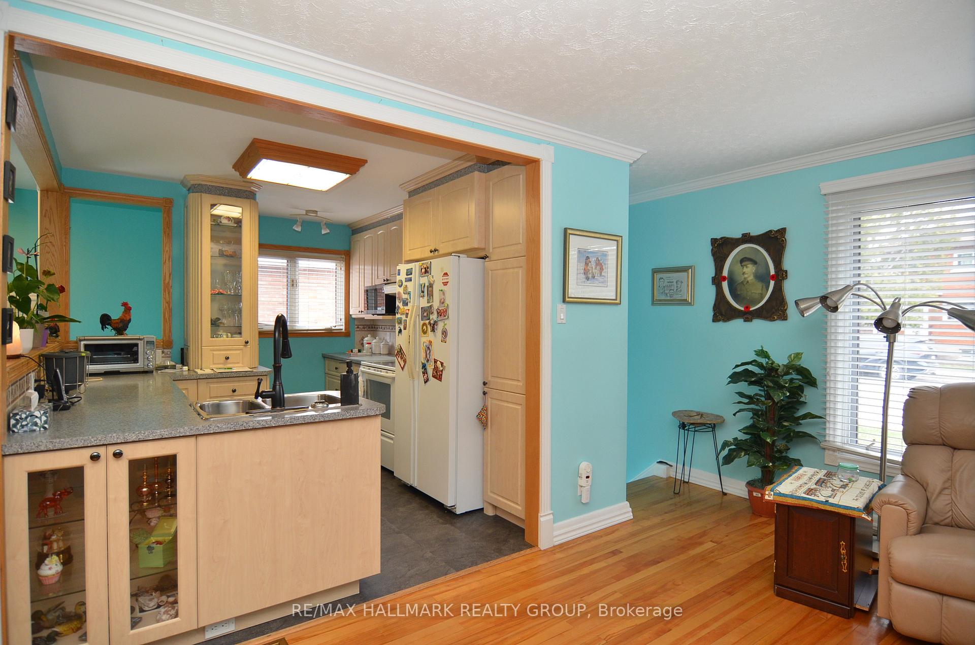Photo 6 of 686 Cummings Avenue, Ottawa, Castle Heights/Rideau High — HOMEH