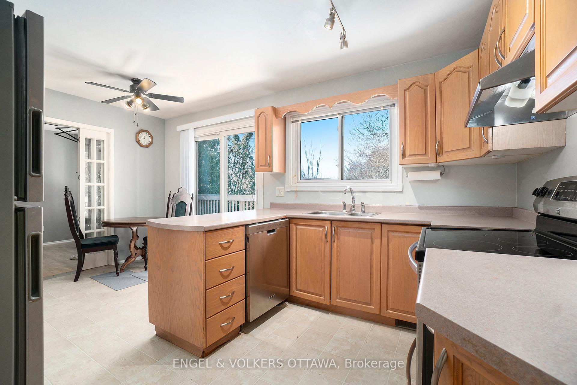 Photo 7 of 1266 Alloway Crescent, Ottawa, Carson Meadows — HOMEH