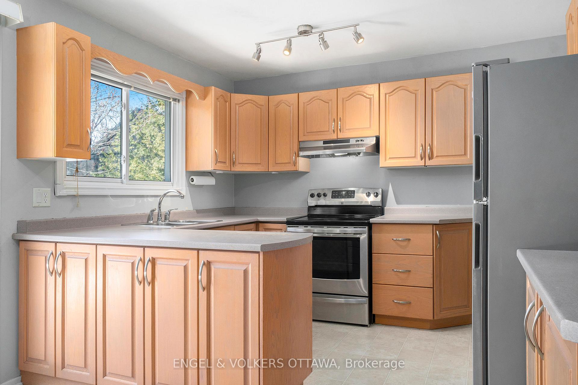Photo 9 of 1266 Alloway Crescent, Ottawa, Carson Meadows — HOMEH