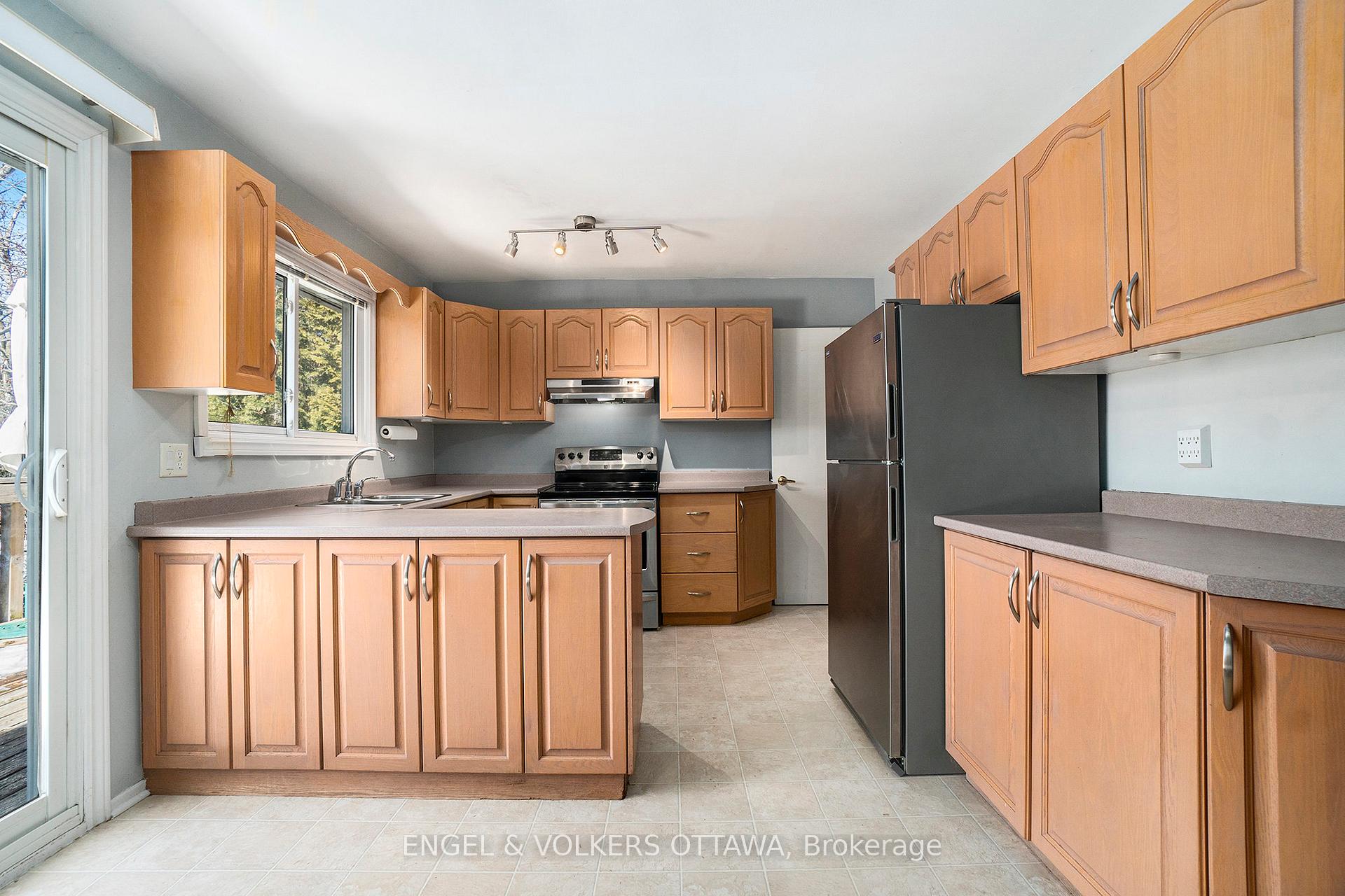 Photo 10 of 1266 Alloway Crescent, Ottawa, Carson Meadows — HOMEH