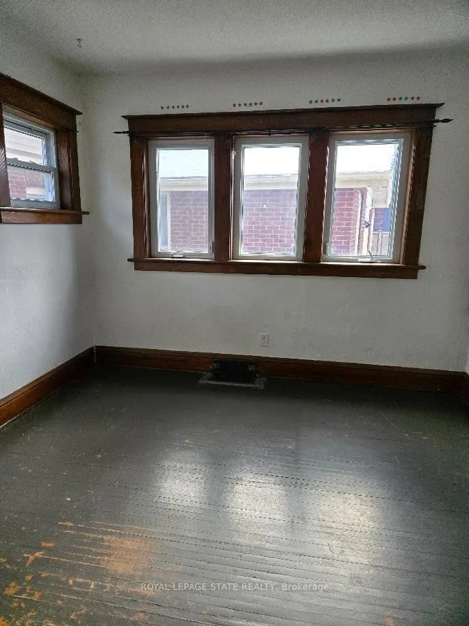 Photo 6 of 4352 Otter Street, Niagara Falls, Downtown — HOMEH