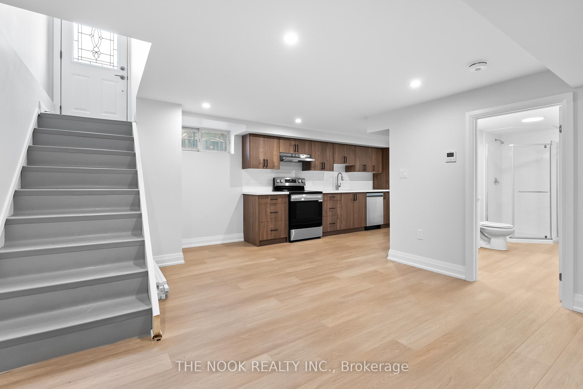 Photo 4 of 525 Larry Avenue, Oshawa, Samac — HOMEH