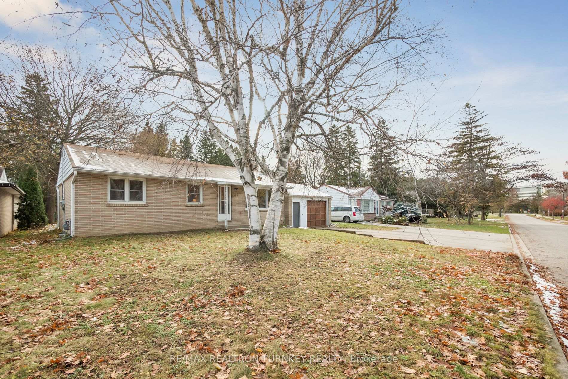 Photo 3 of 736 Grace Street, Newmarket, Gorham-College Manor — HOMEH