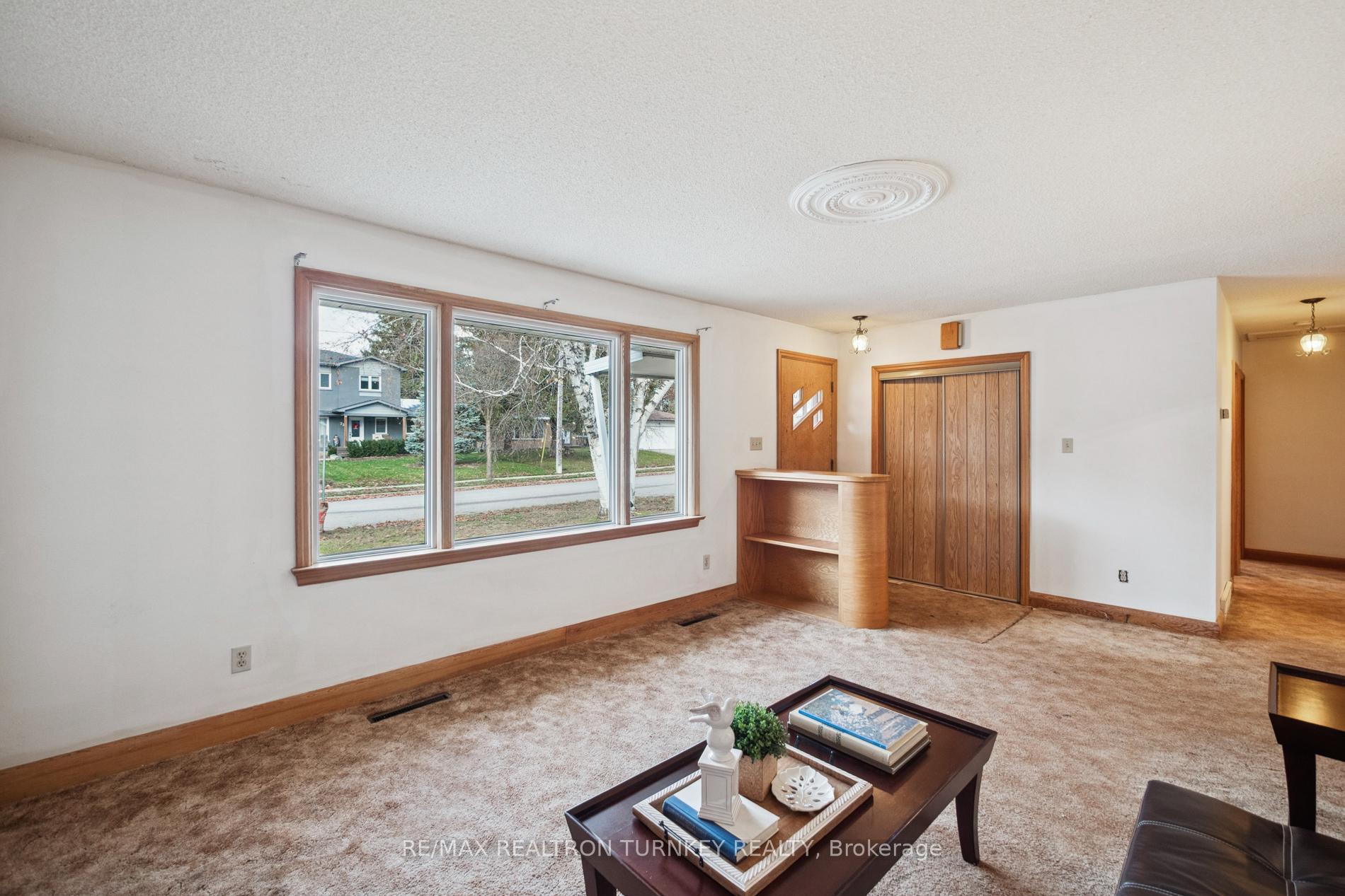 Photo 13 of 736 Grace Street, Newmarket, Gorham-College Manor — HOMEH