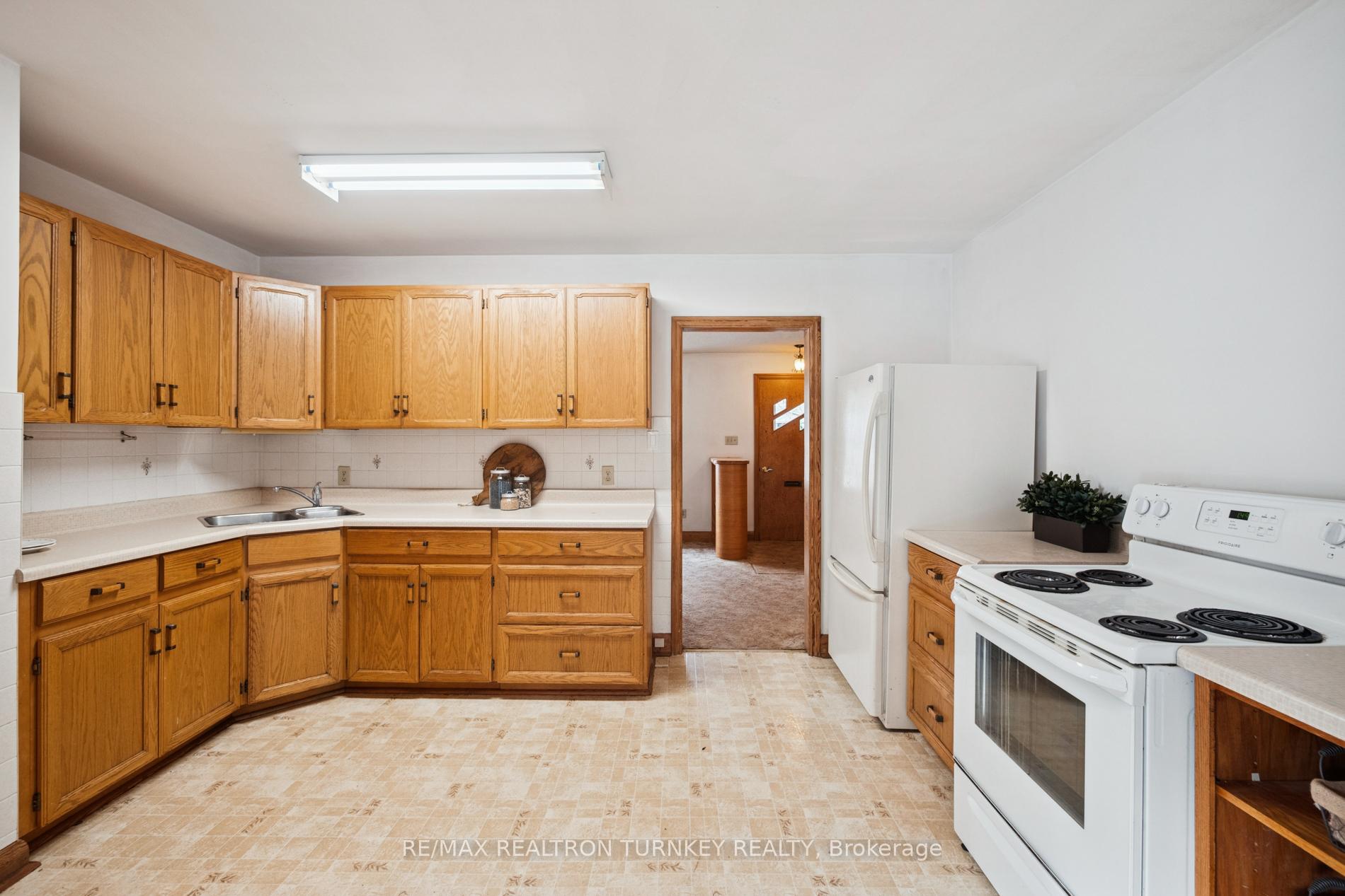 Photo 16 of 736 Grace Street, Newmarket, Gorham-College Manor — HOMEH